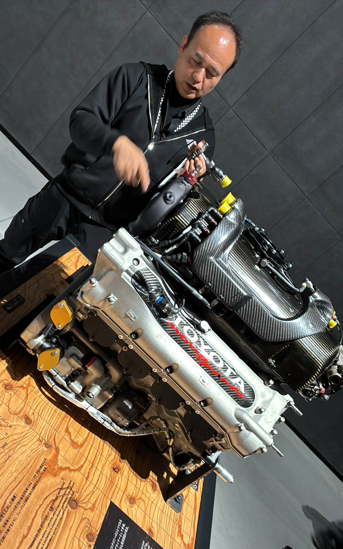 CART用V8エンジンのRV8F。インディ参入初期のころは連続高速回転にエンジンブローが相次ぎ、オイルまみれになる主催者からクレームがあったという