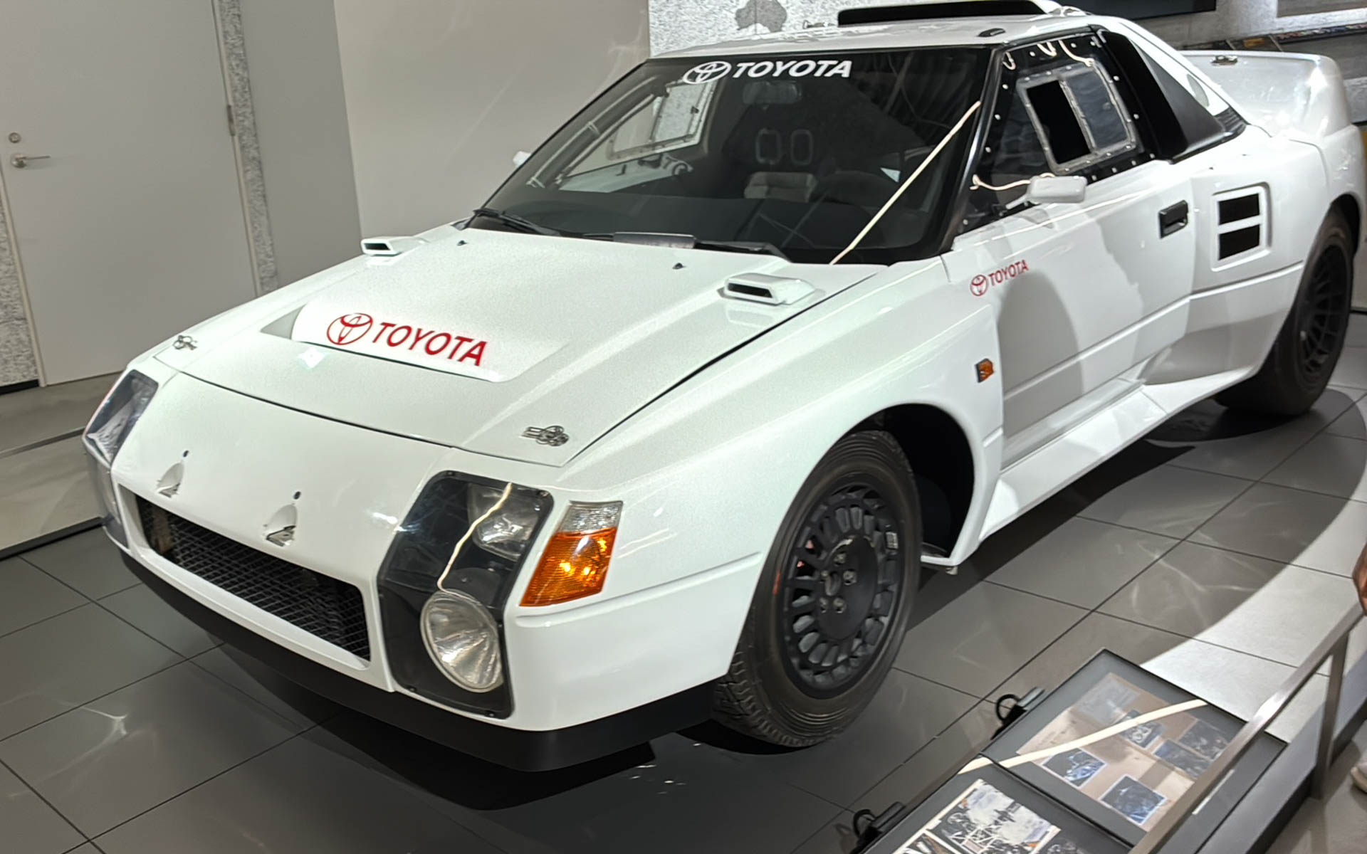 グループBの次に始まる予定だったグループSに向けてトヨタが用意していたMR2。グループBで悲惨な事故が多発したため、急遽量産車に近いグループAになった。もっと速いモンスターの時代が来なくてよかったと思う。でもこのマシンはどんな走りだったのだろうか。詳細が展示されている