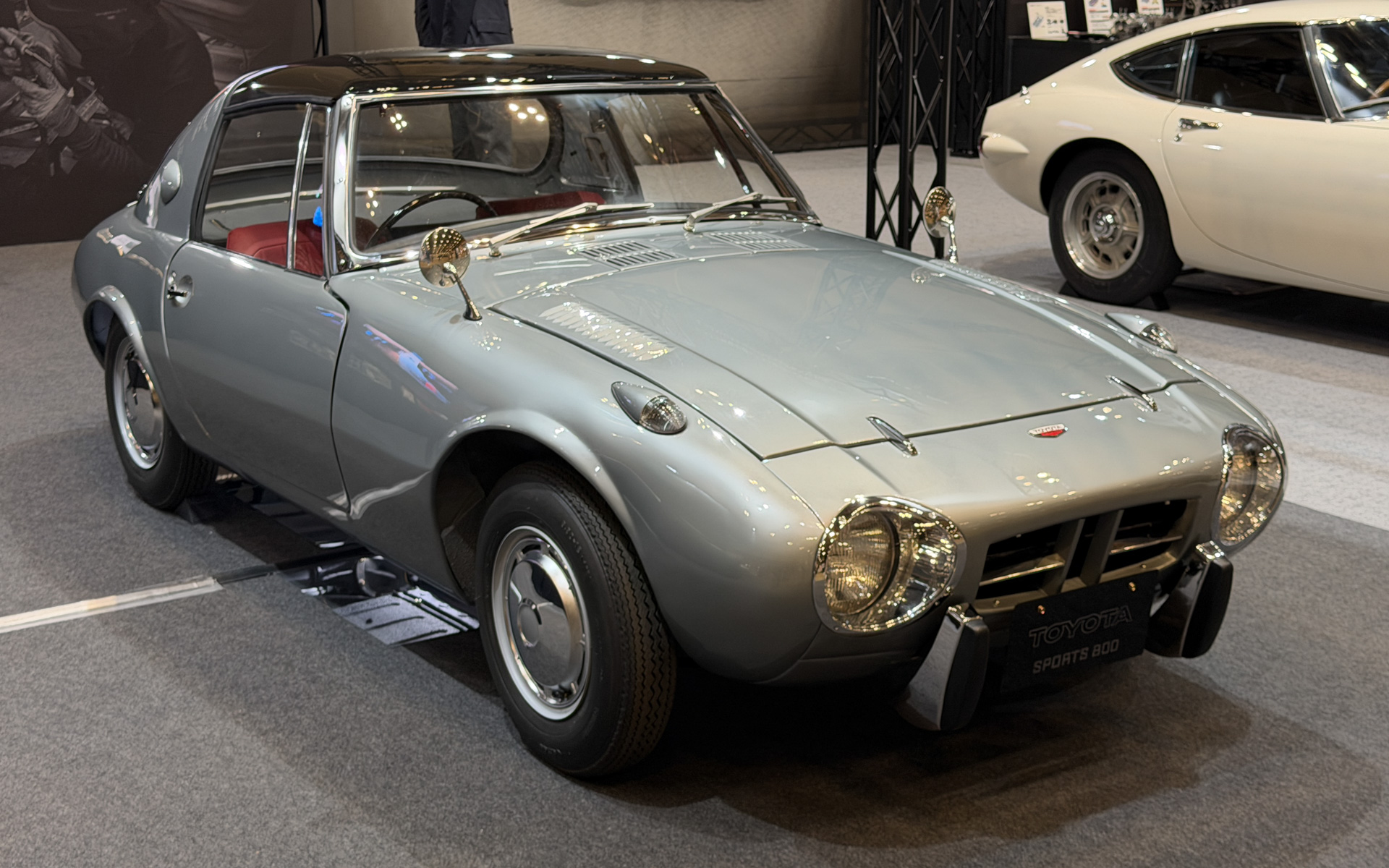 トヨタ スポーツ800 UP15型：トヨタ「スポーツ800」は、1965年4月、パブリカスポーツを祖として、空気力学を重視した機能的スタイルをそのままに登場した、大衆のためのスポーツカー