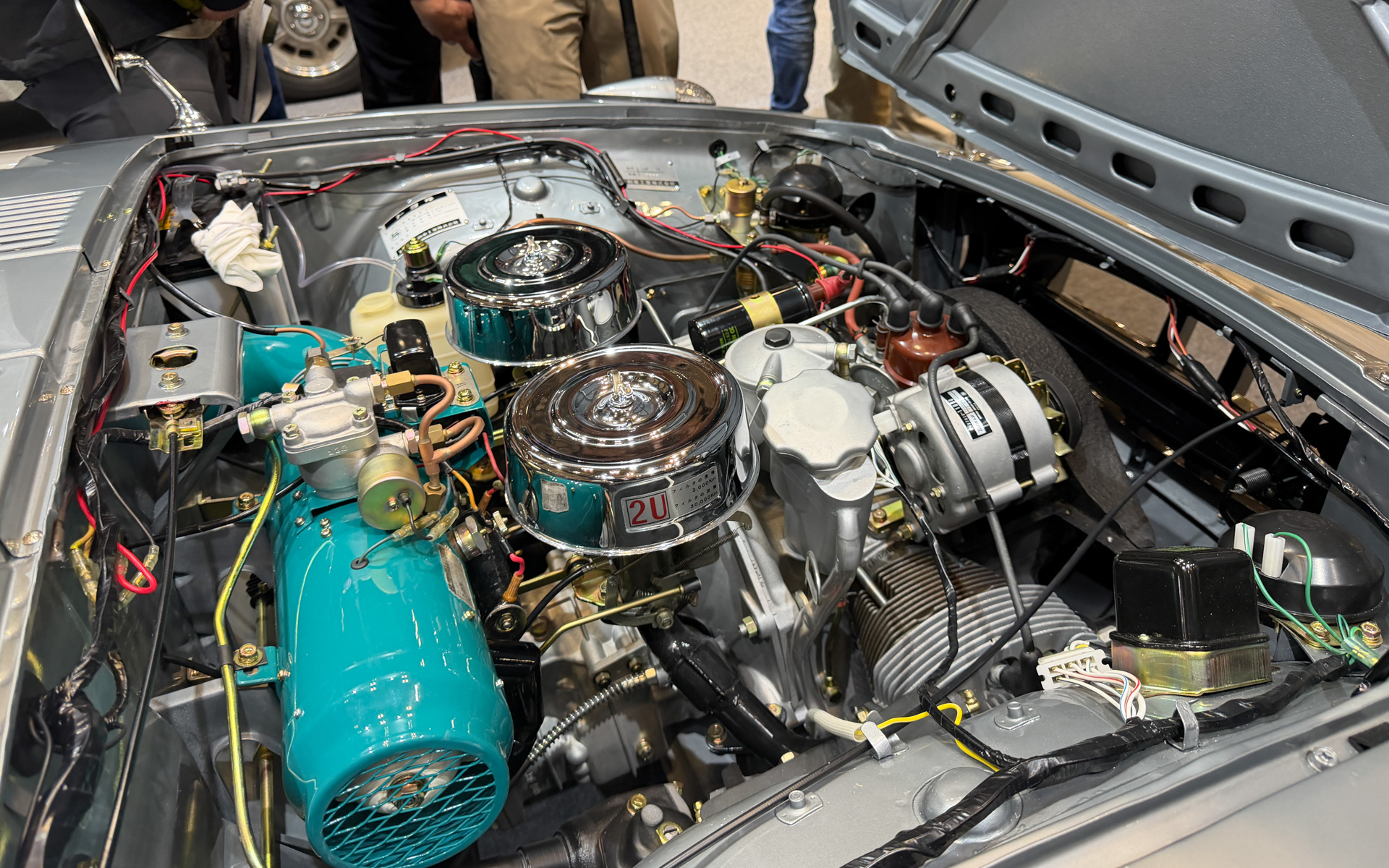 エンジンルームまでピカピカにレストアされた「トヨタ スポーツ800」