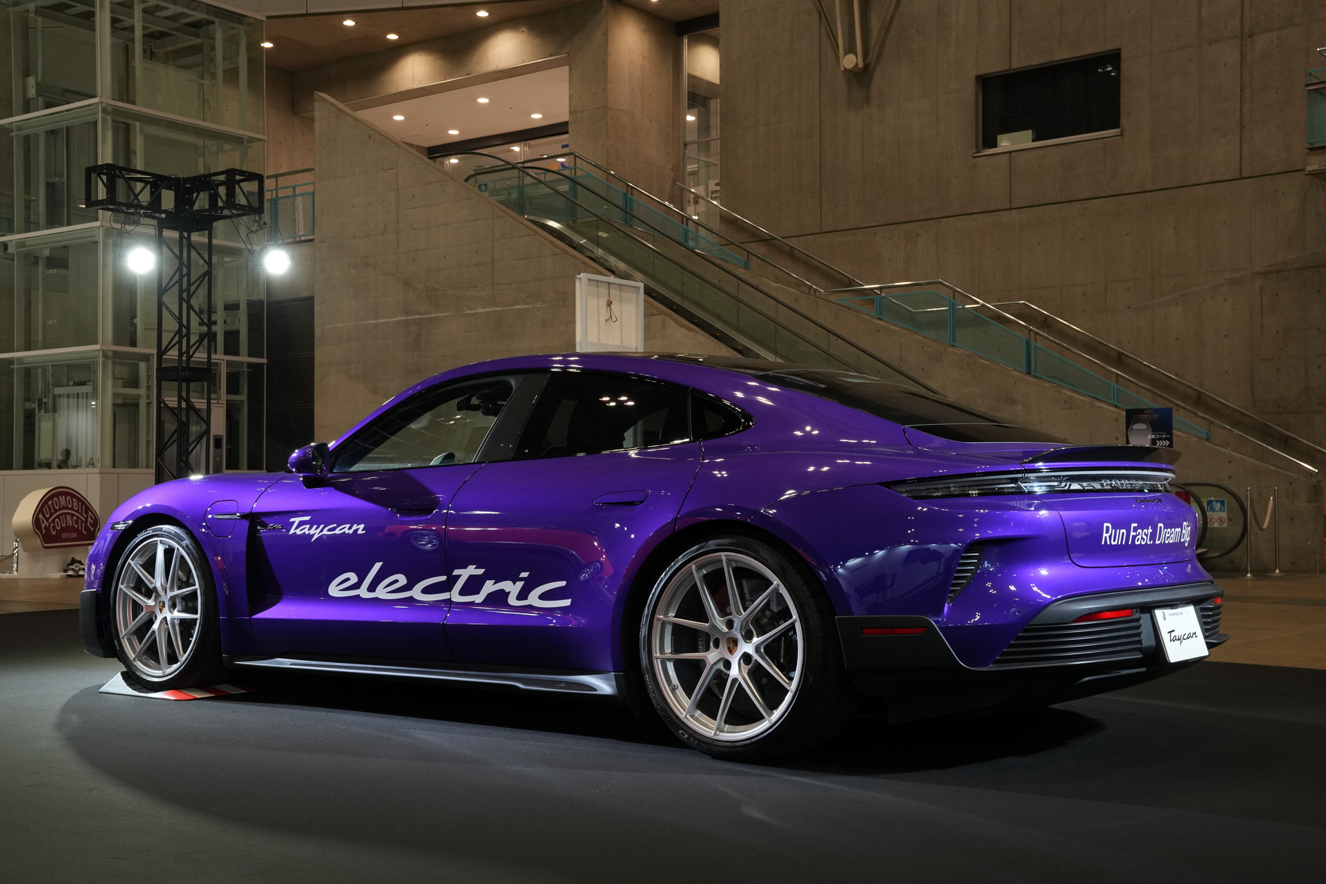 「東京マラソン2026」の審判長車でも使われた「タイカン」