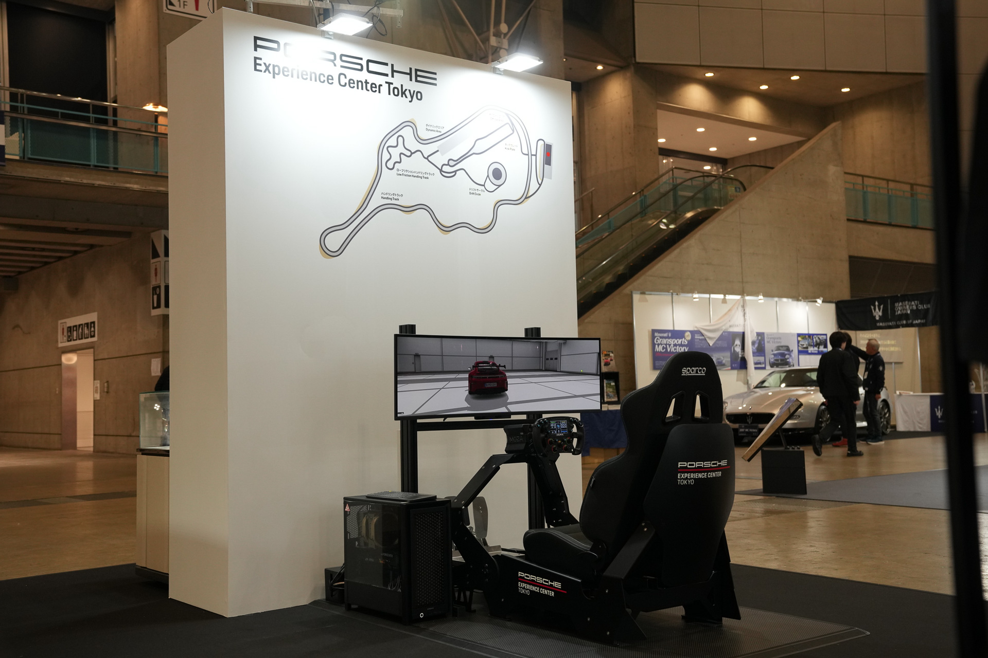 ポルシェ・エクスペリエンスセンター東京のコースが走れるレーシングシミュレーターも用意される