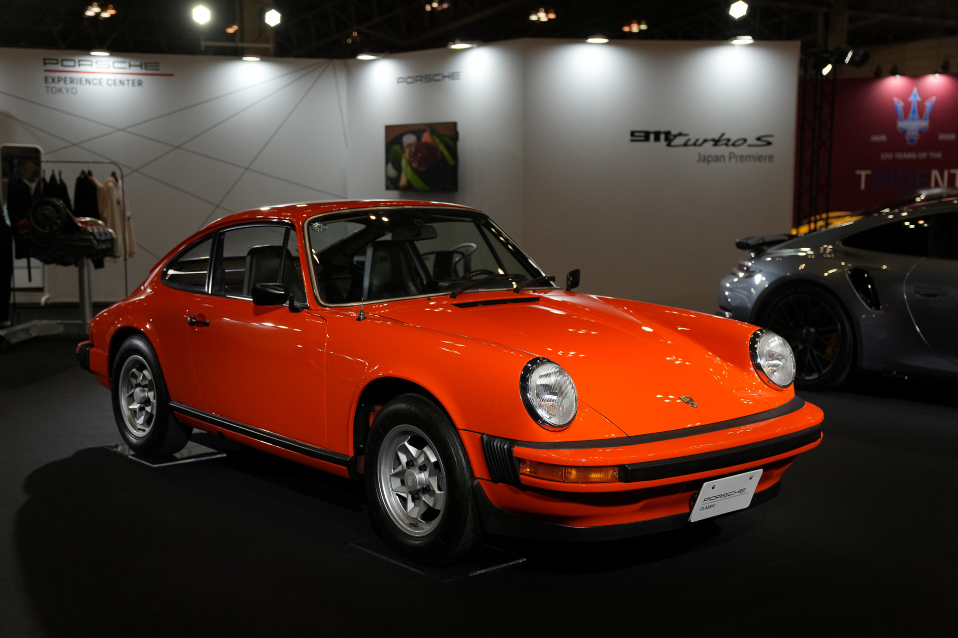 クラシック911（1976年式Gモデル）。なお、4月10日にはクラシック911をデザインしたアパレルグッズの販売もスタートしており、会場にも並べられていた