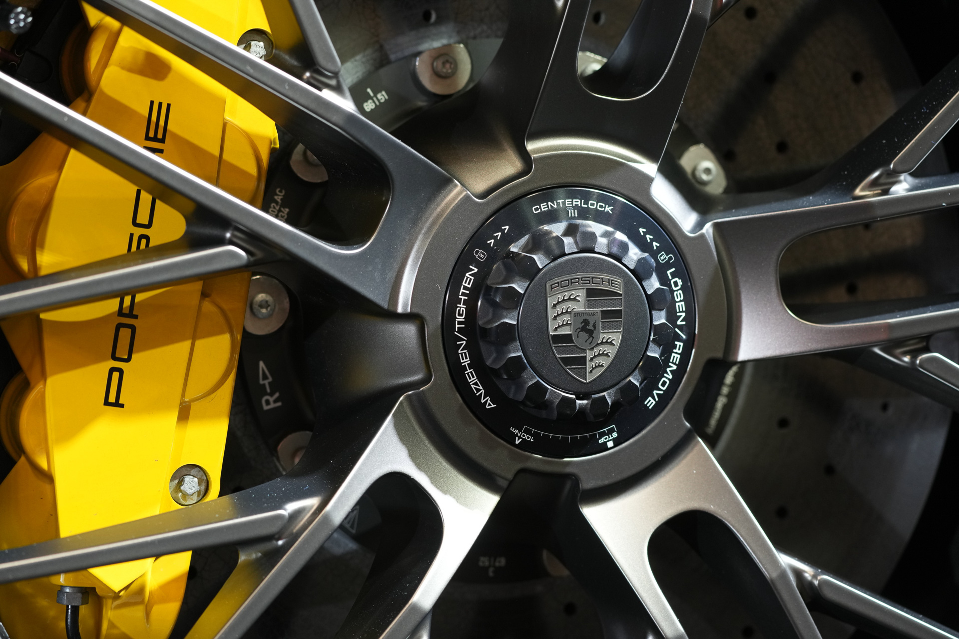 新型911ターボSからクレストのカラーはターボナイトに。今後登場するポルシェモデルのターボと名のつくモデルのステアリング、ボンネット、ホイールの計6か所のクレストはターボナイトとなる