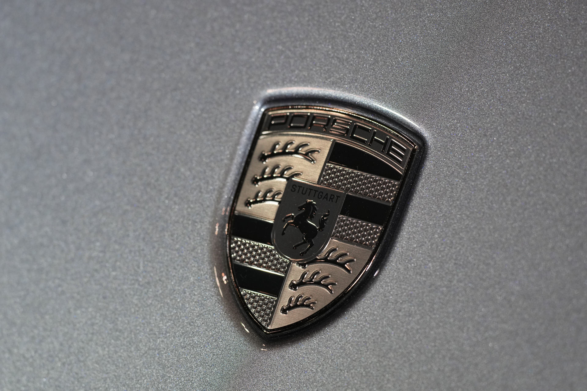 新型911ターボSからクレストのカラーはターボナイトに。今後登場するポルシェモデルのターボと名のつくモデルのステアリング、ボンネット、ホイールの計6か所のクレストはターボナイトとなる