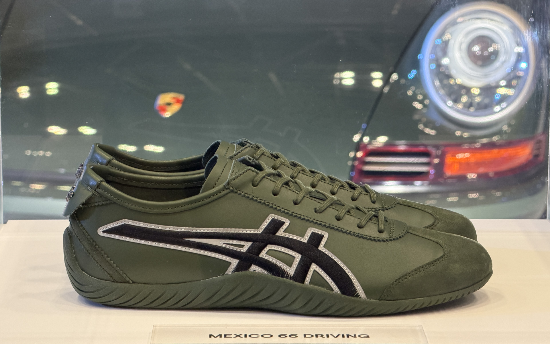 ポルシェ911リイマジンド by シンガー-DLSをイメージしたオニツカタイガー「メキシコ66ドライビング」