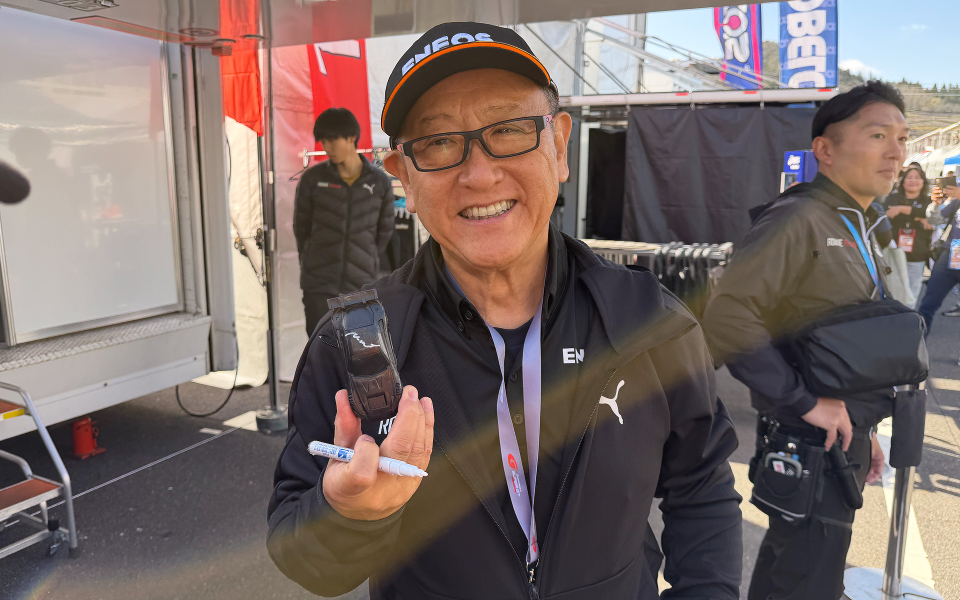 たまたまGR GT3を岡山に持ってきていたので、たまたま会った豊田章男会長にサインしていただいた