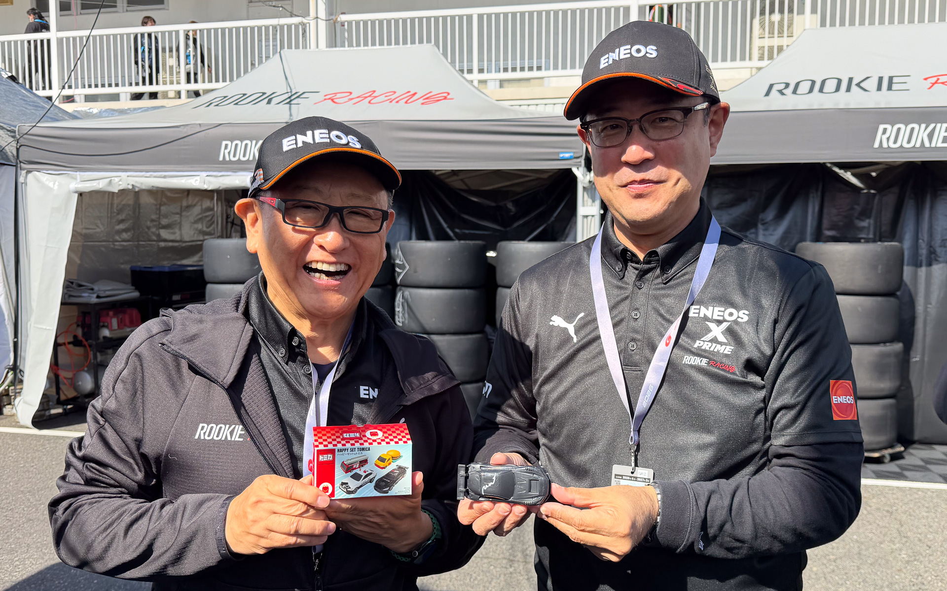 スーパーGT開幕戦にルーキーレーシングオーナーとして訪れたモリゾウ選手こと豊田章男 トヨタ自動車会長（左）。近健太社長（右）も訪れていたので、サイン入り「GR GT3」とともに記念写真