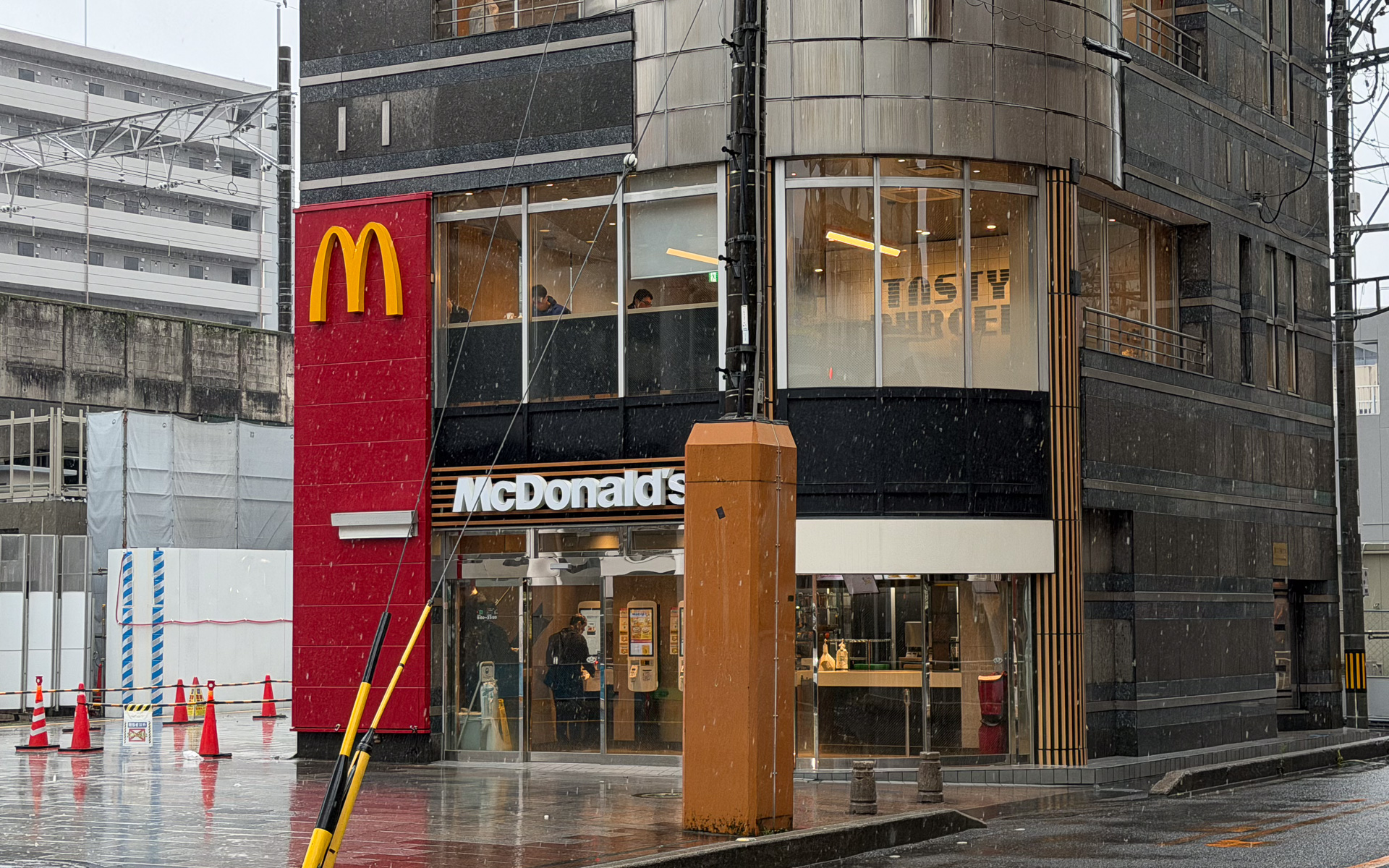 4月10日朝、激しく雨が降る豊田市駅前のマクドナルドを訪問。朝食を兼ねてハッピーセットを注文した