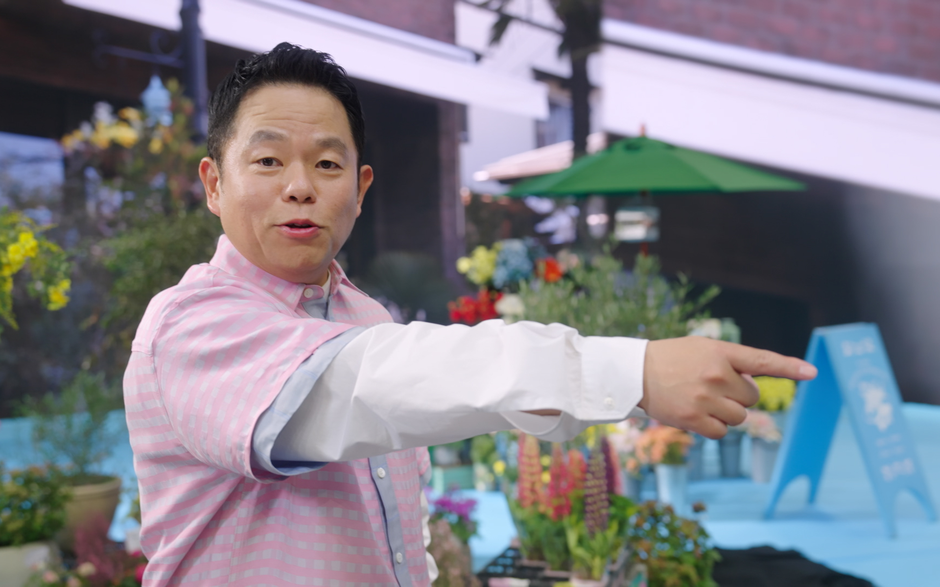 0.5秒だけチラッと映り込むお笑いコンビ・ダイアンの津田篤宏さん