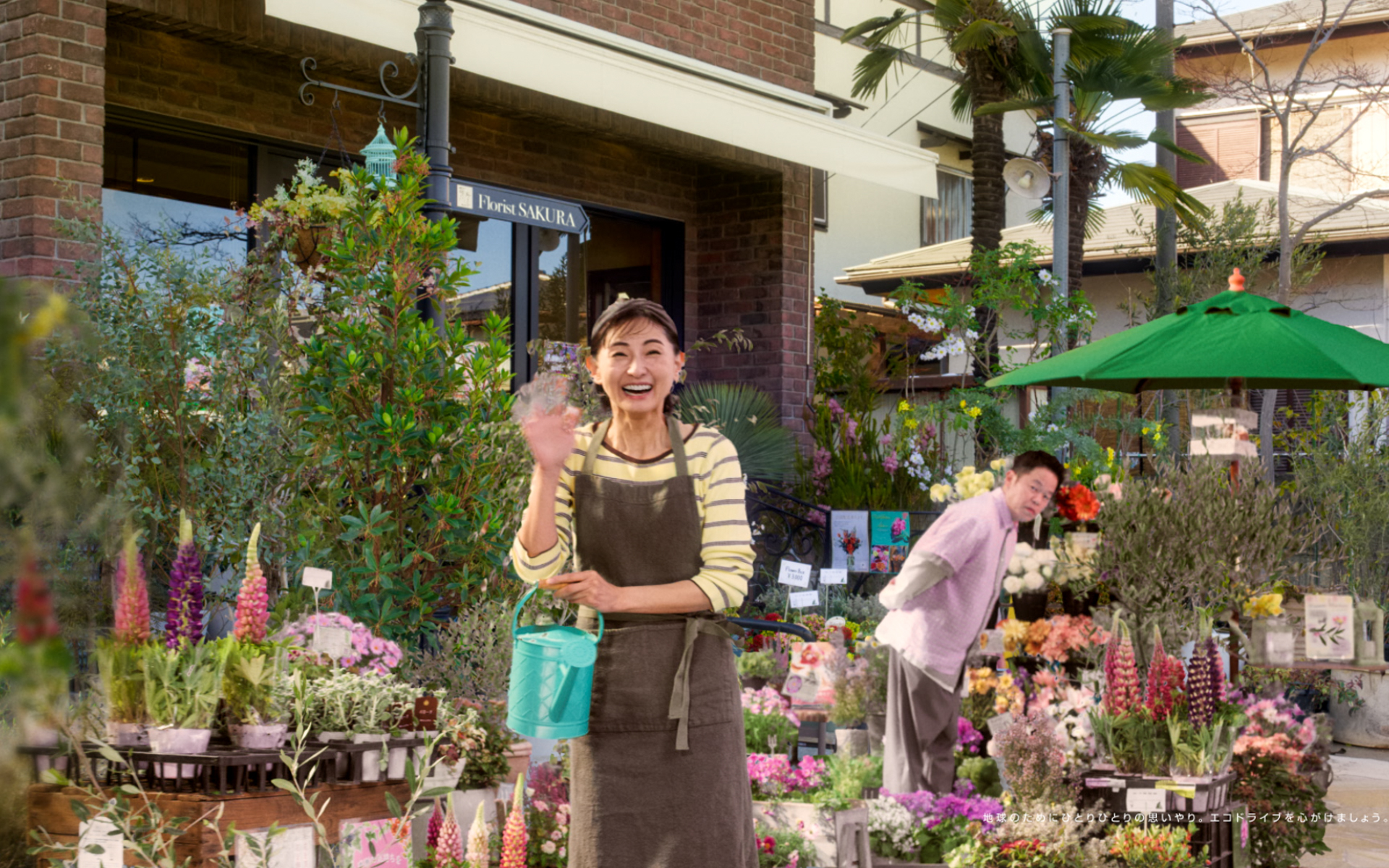 CM後半に花屋のお客さんとして小さく映る津田さん。撮影後は短すぎる出演時間に「もっと出させてくださいよ」「サクラに乗ってみたいっすよ」とこぼしていたそう