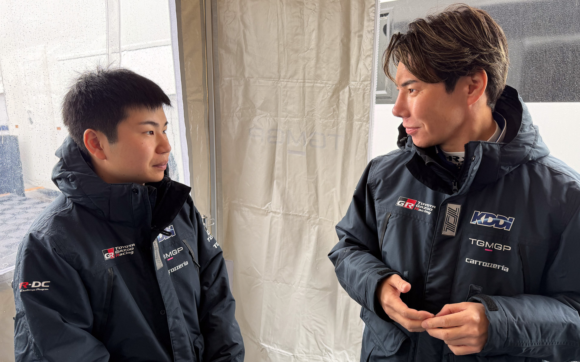 ドライバーがダブル小林となった「KDDI TGMGP TGR-DC」。小林可夢偉選手（右）と小林利徠斗選手（左）