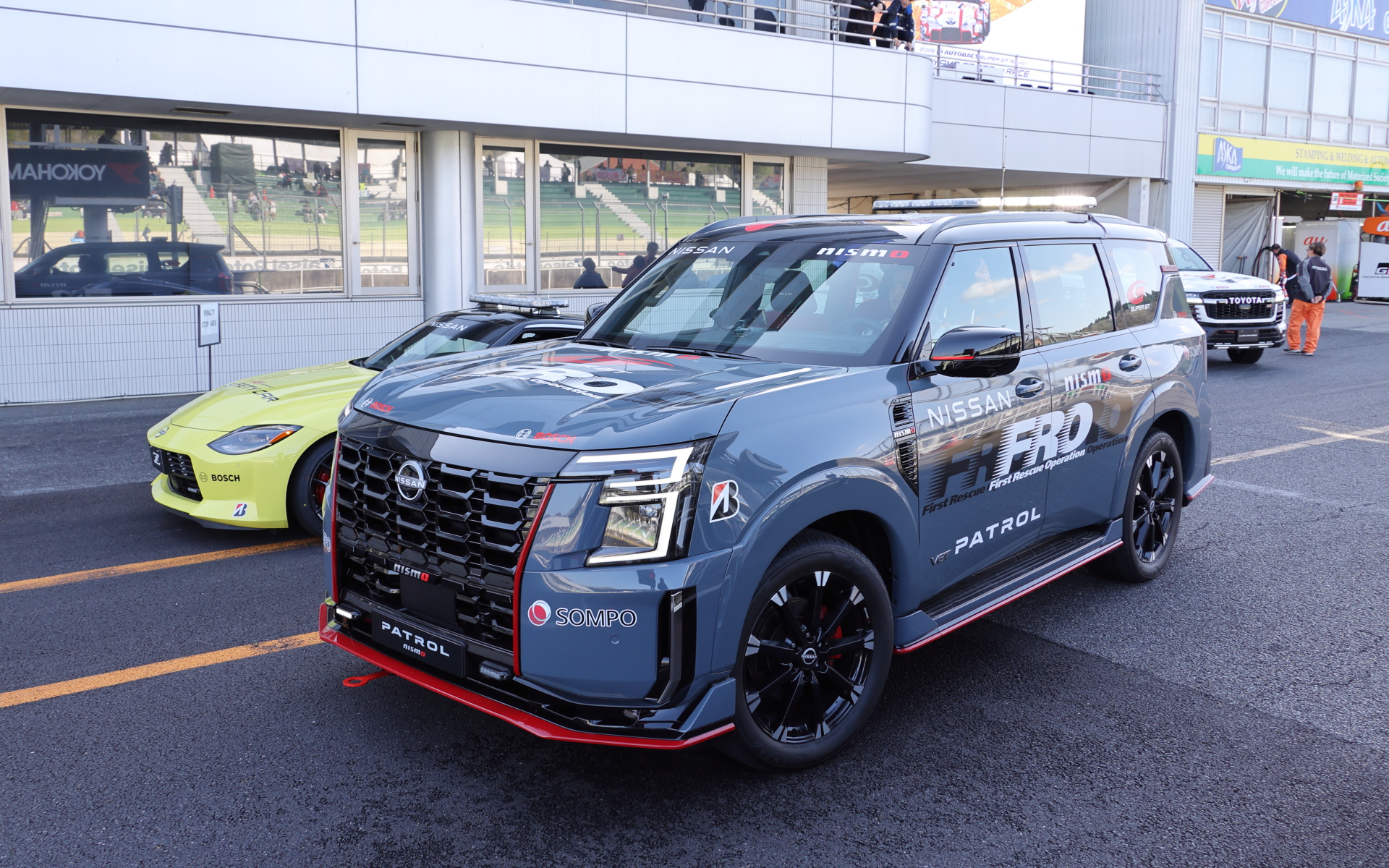 セーフティカーで用いられているZとの比較。レースをリードする必要のあるセーフティカーは速度を重視し、FRO車両はスタッフなどの輸送能力を重視している