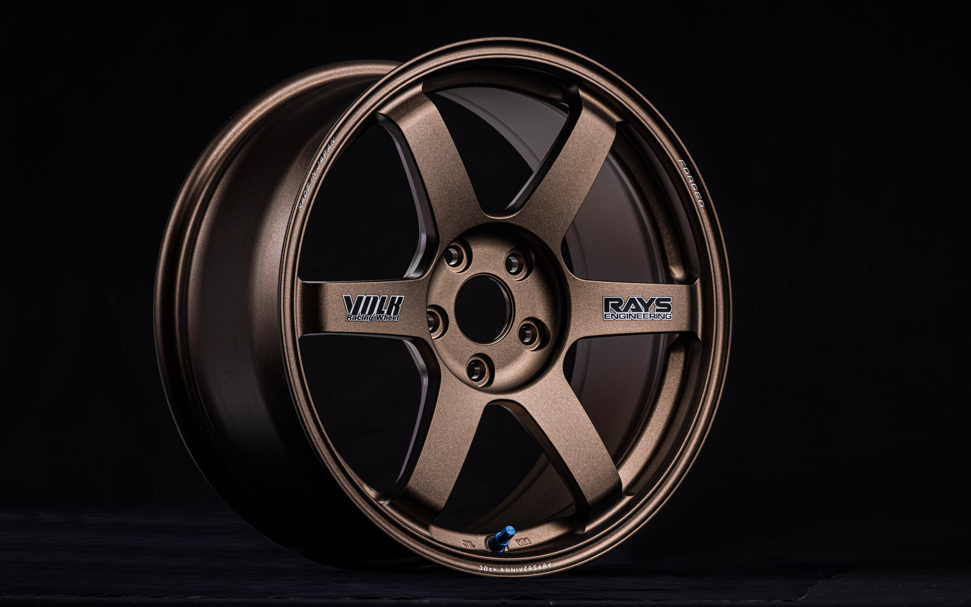 レイズのTE37シリーズは、GT-Rをはじめ多くの国産チューニングカーのほか、軽自動車、ミニバン、SUV、輸入車まで、幅広いオーナーに愛用されている