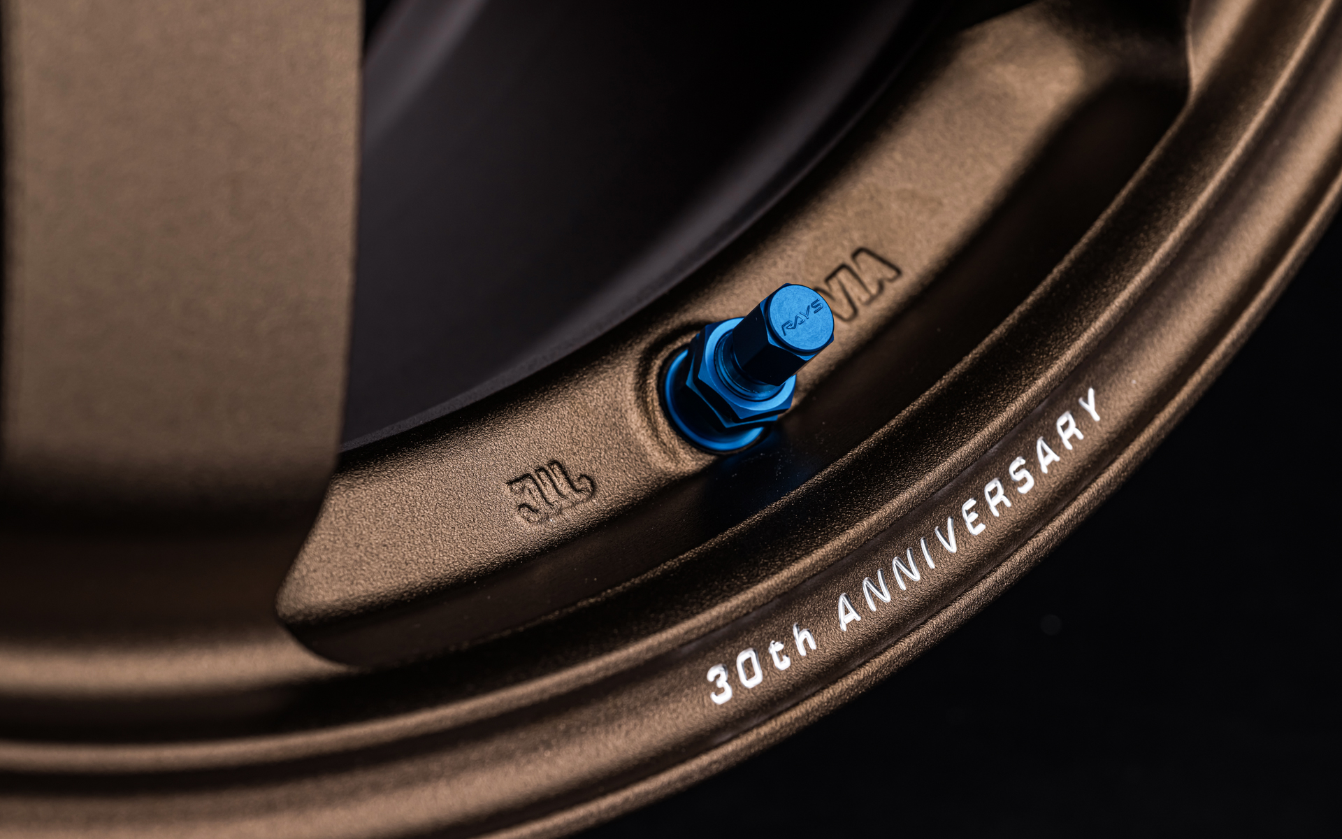 初代と同じブルーアルマイトのエアバルブ