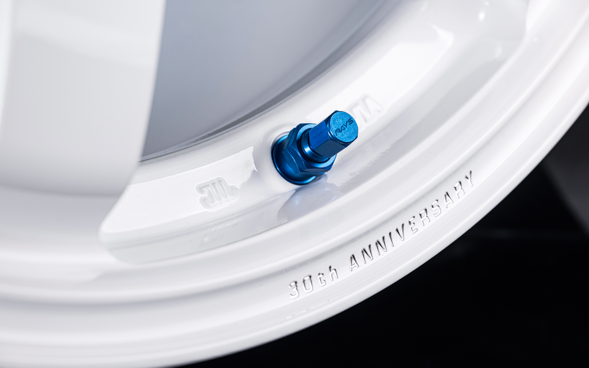 初代と同じブルーアルマイトのエアバルブ