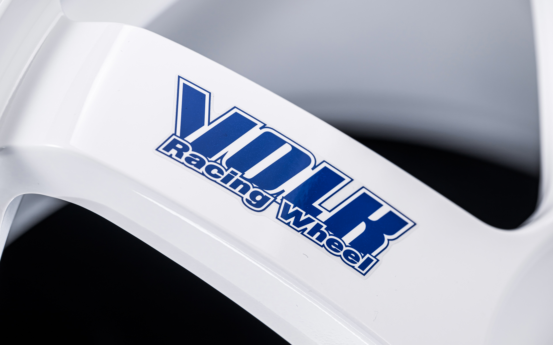 ホワイトのステッカーはブルー