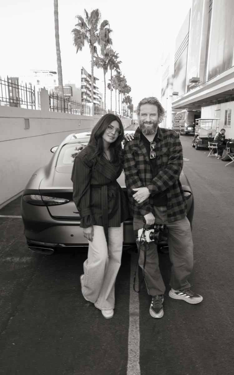 プリヤンカー・チョープラー・ジョナスさんと共同クリエイティブディレクターのグレッグ・ウィリアムズさん