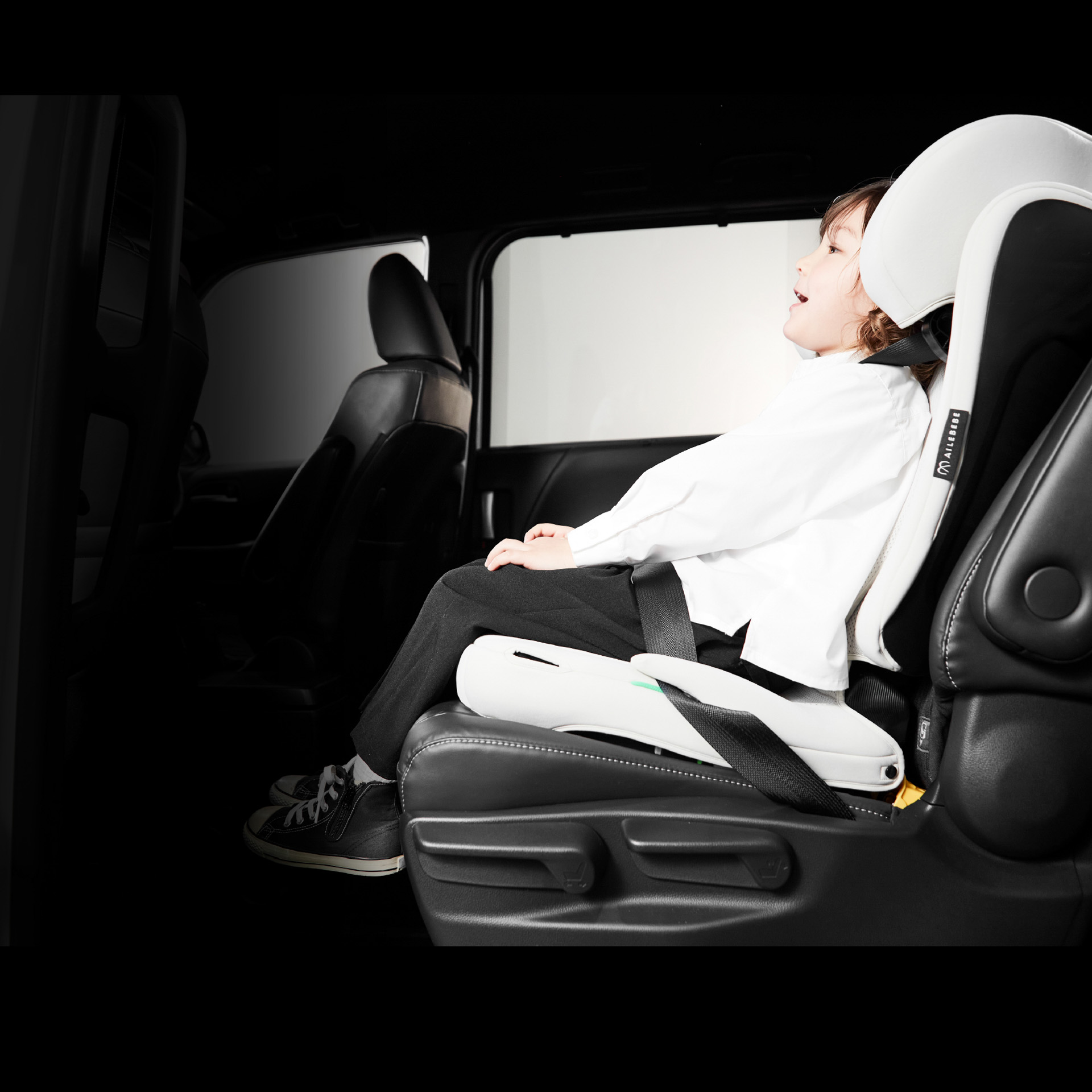 安全性を考慮したローポジションのベルトガイドを採用