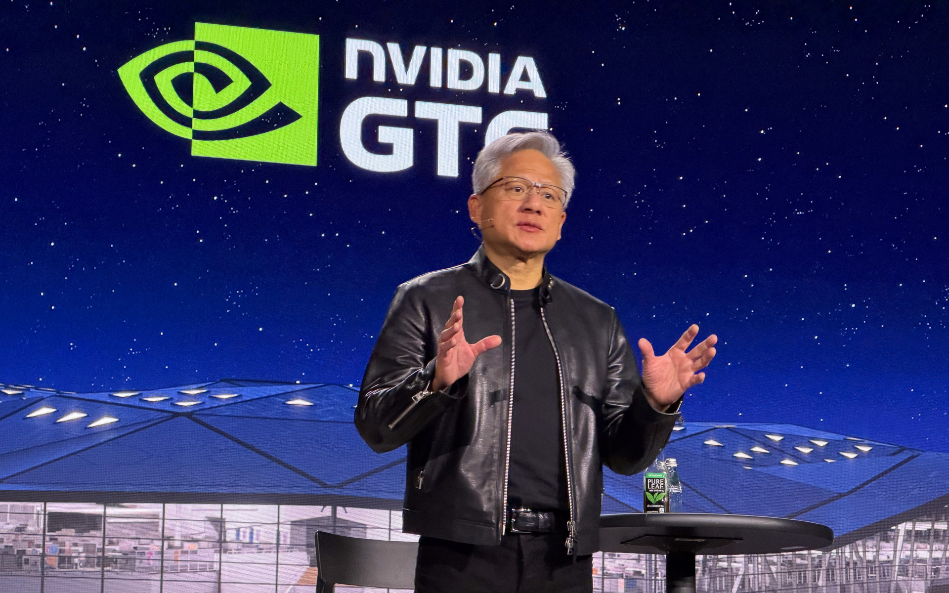 GTC2026におけるNVIDIA ジェンスン・フアン（Jensen Huang）創設者兼CEO。「AIは5層のケーキ（AI Is a 5-Layer Cake）」というフレームワーク論を提唱している