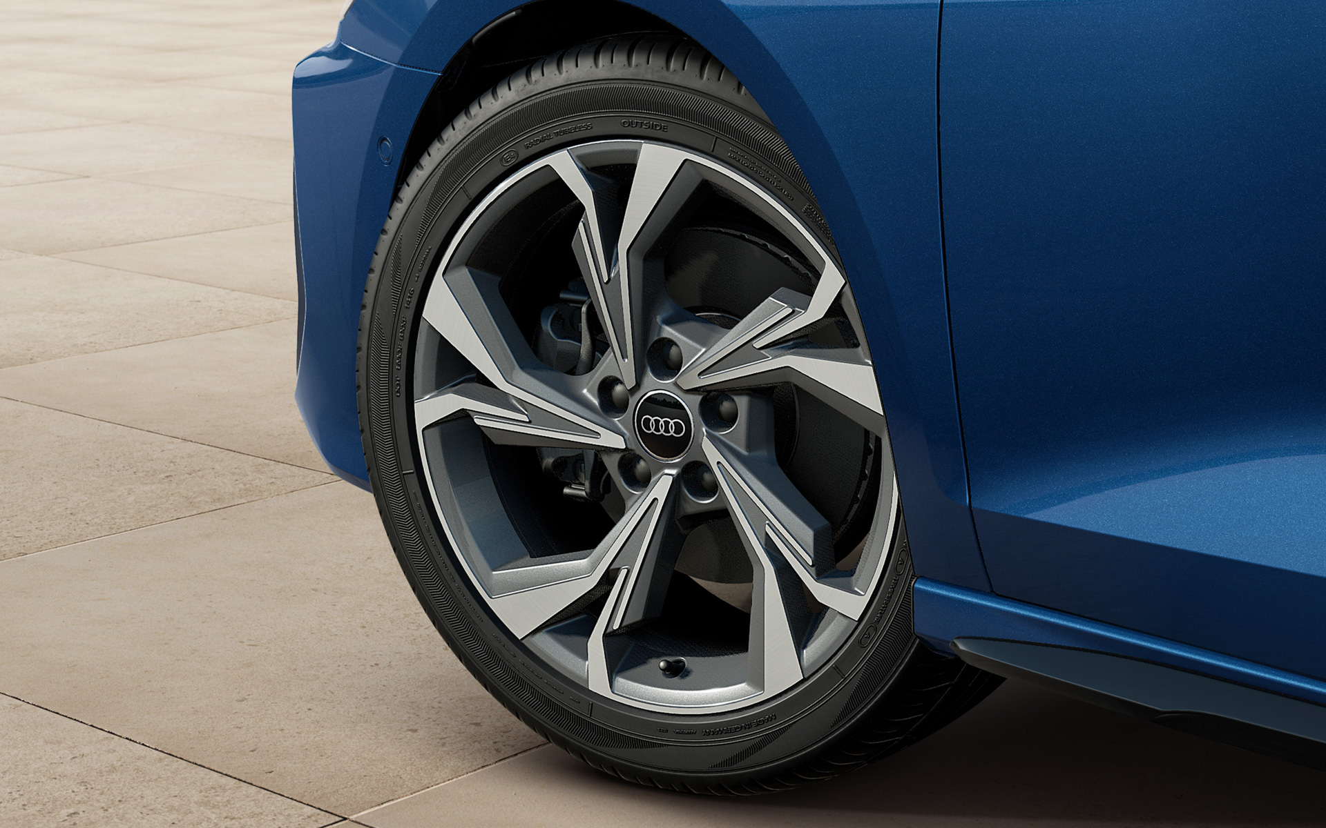 特別装備のグラファイトグレーポリッシュ仕上げの5Yスポークデザイン18インチアルミホイール