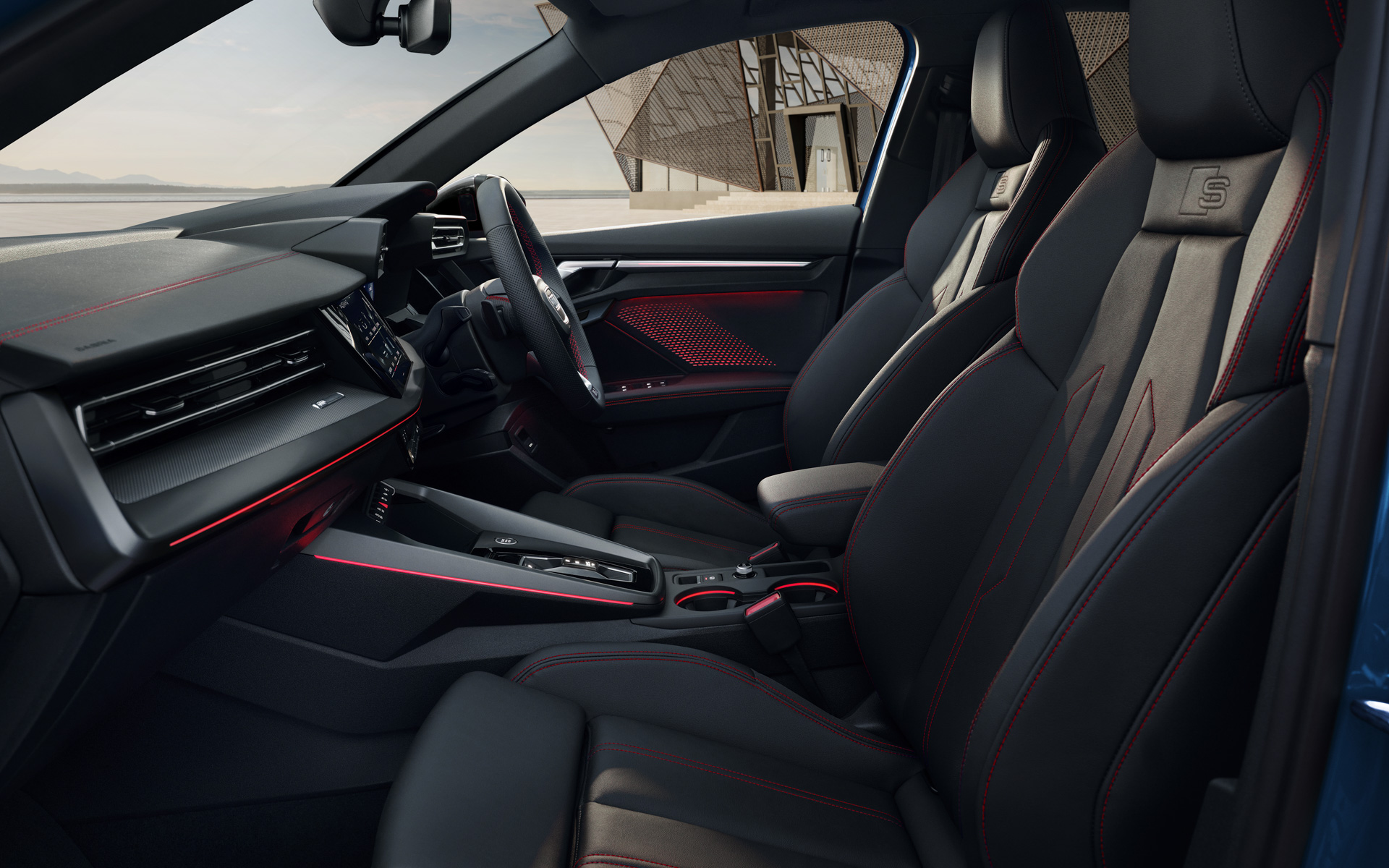 レッドのステッチを施したブラックのレザー/アーティフィシャルレザー製のS lineシートを採用