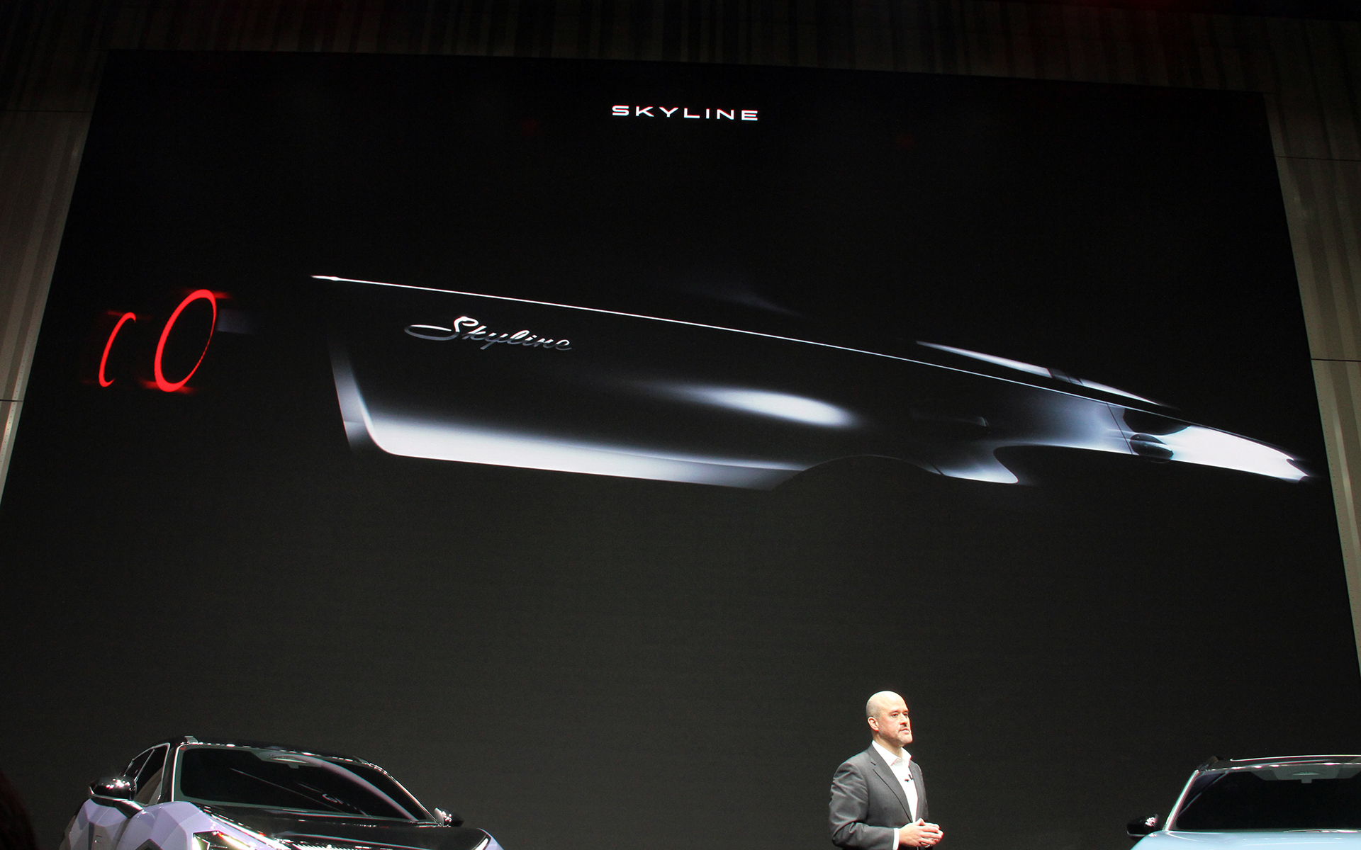 「長期ビジョン発表会」で見えた新型「スカイライン」の一部。丸型テールランプ、ボディサイドのスカイラインバッヂが見える