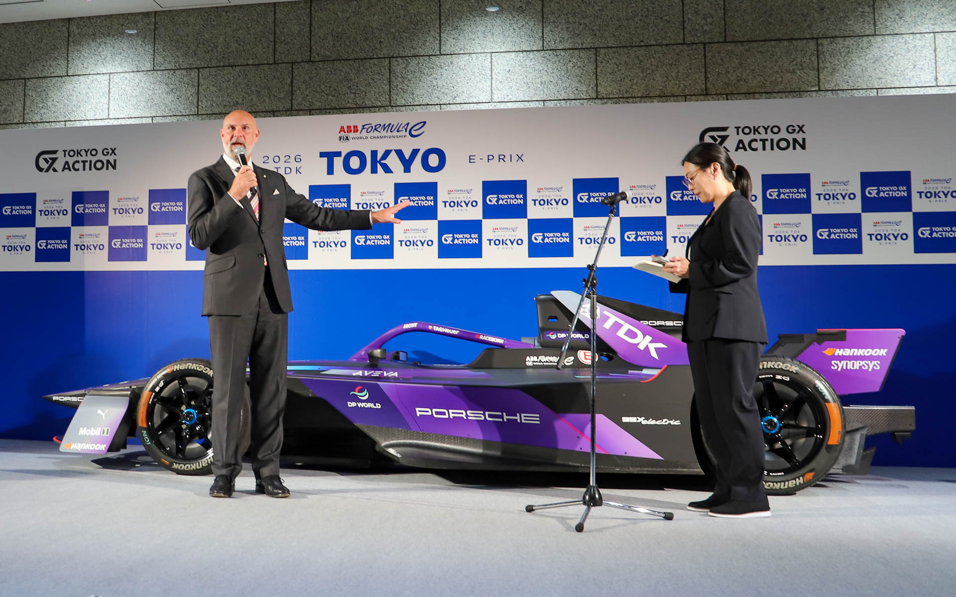 ドッズ氏は展示されているポルシェ 99X エレクトリックを紹介した