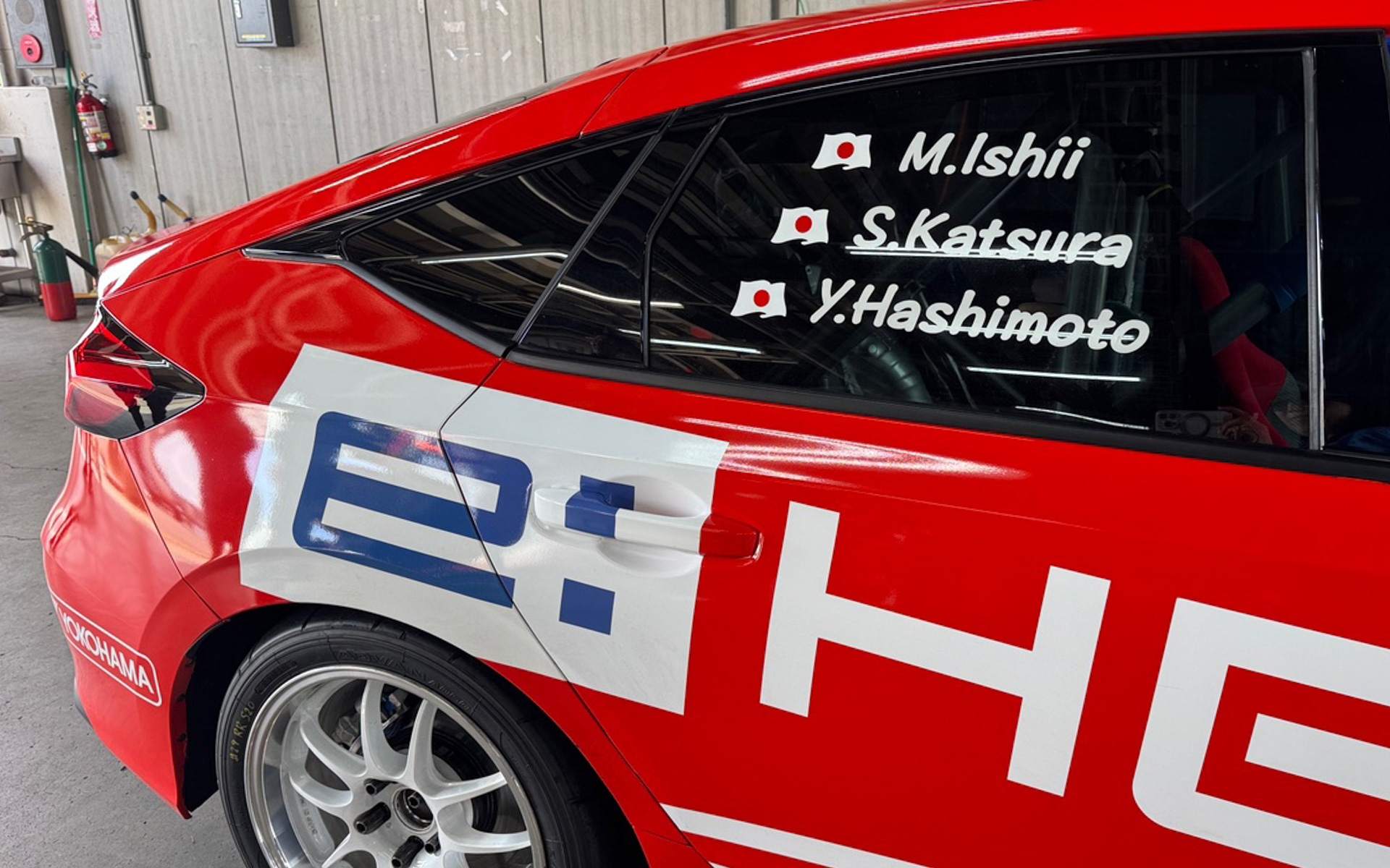 ドライバーは変わらず石井昌道、桂伸一、橋本洋平の3人体制。このドライバーネームはカッティングシート貼りが得意な桂さんがきれいに貼ってくれました