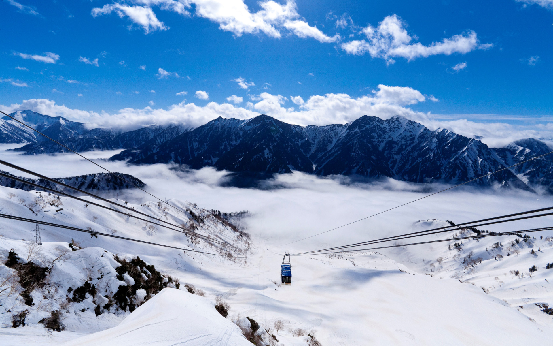 残雪と立山ロープウェイ（4月下旬）