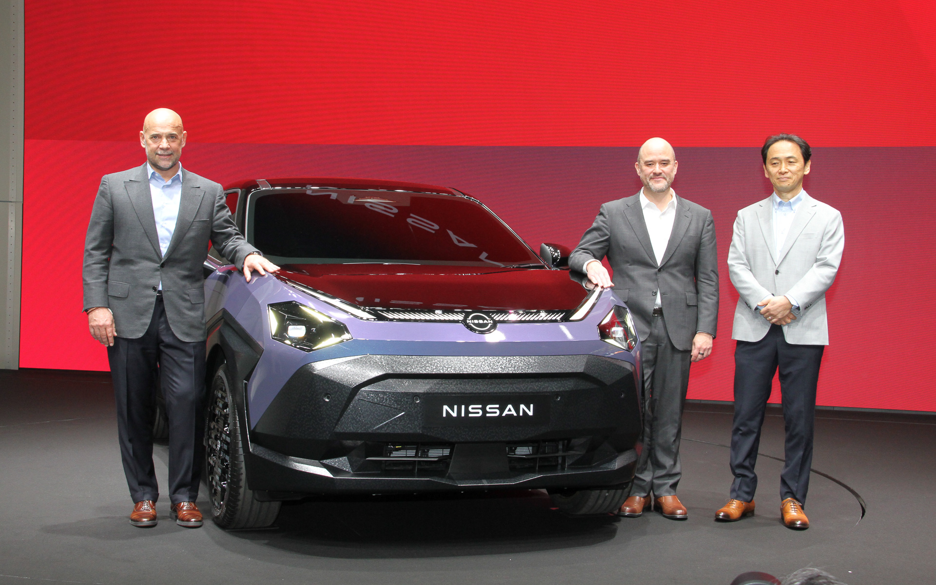 新型ジュークEVと登壇者