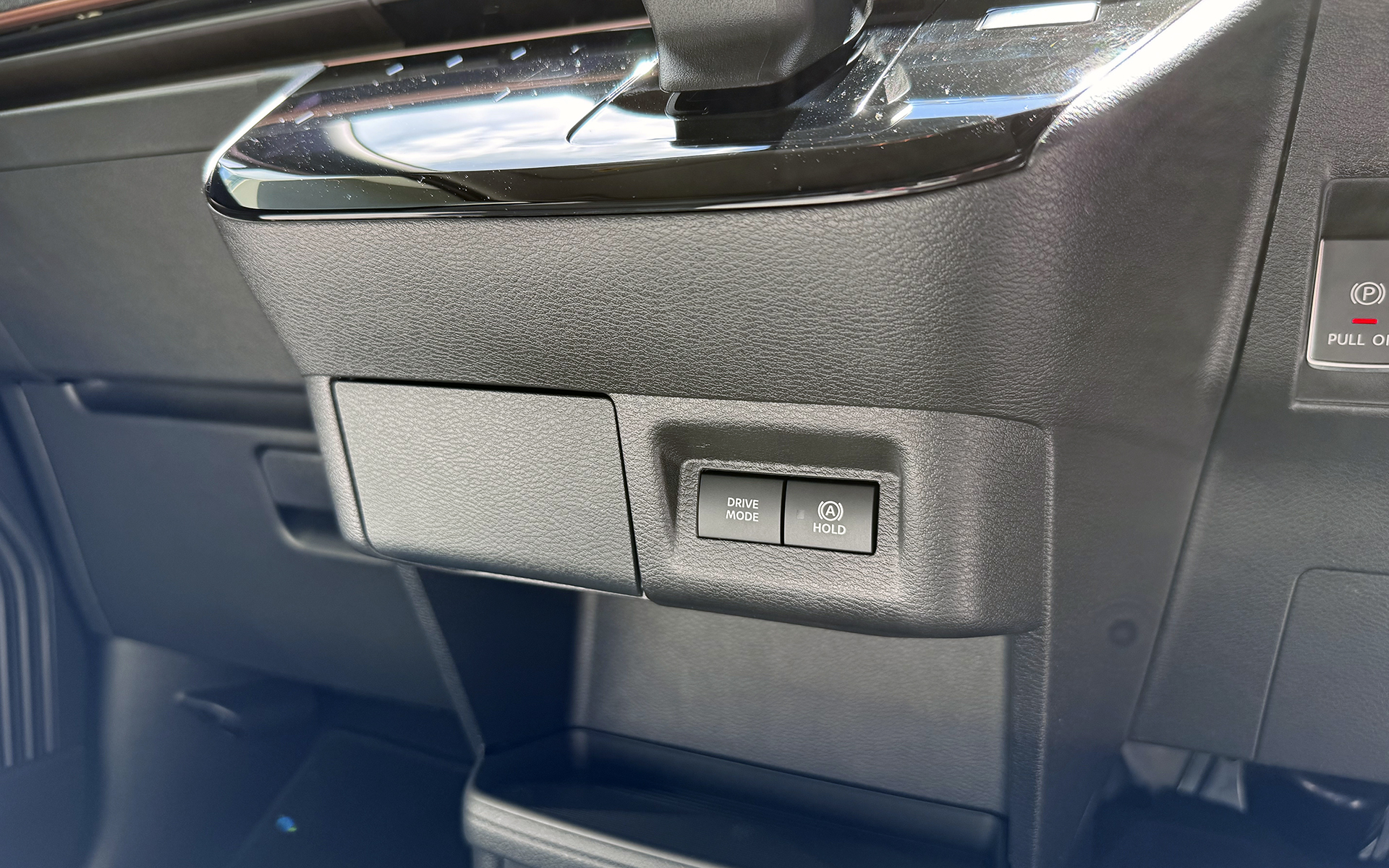 インテリアでは助手席側へのカップホルダーの追加、エアコンの風向性能の改良、使いやすい位置へのドライブモードスイッチの移設なども実施