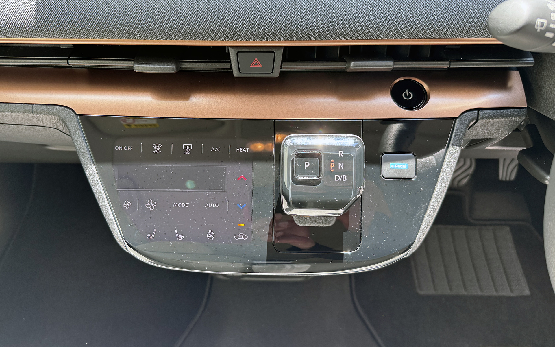 インテリアでは助手席側へのカップホルダーの追加、エアコンの風向性能の改良、使いやすい位置へのドライブモードスイッチの移設なども実施