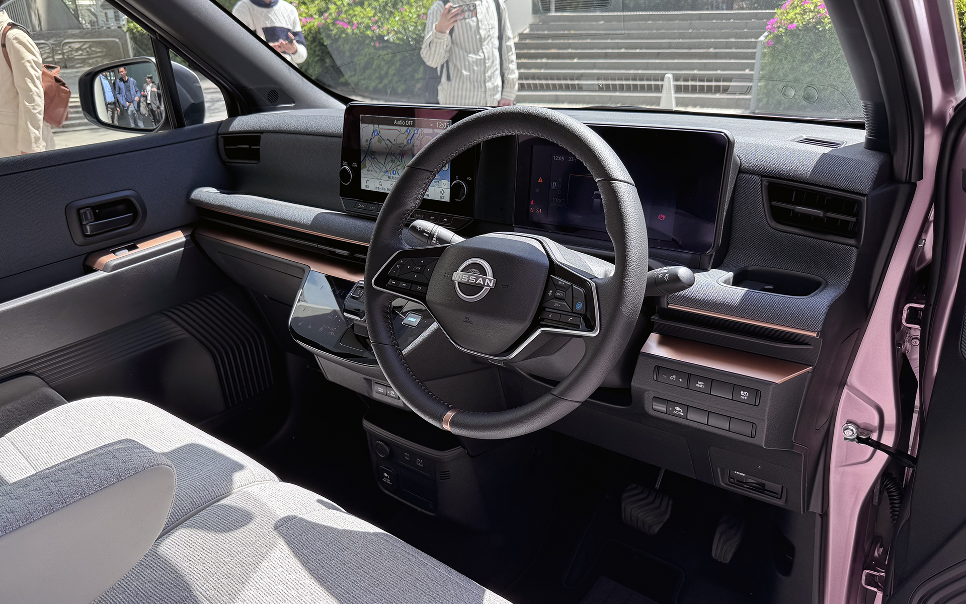 インテリアでは助手席側へのカップホルダーの追加、エアコンの風向性能の改良、使いやすい位置へのドライブモードスイッチの移設なども実施