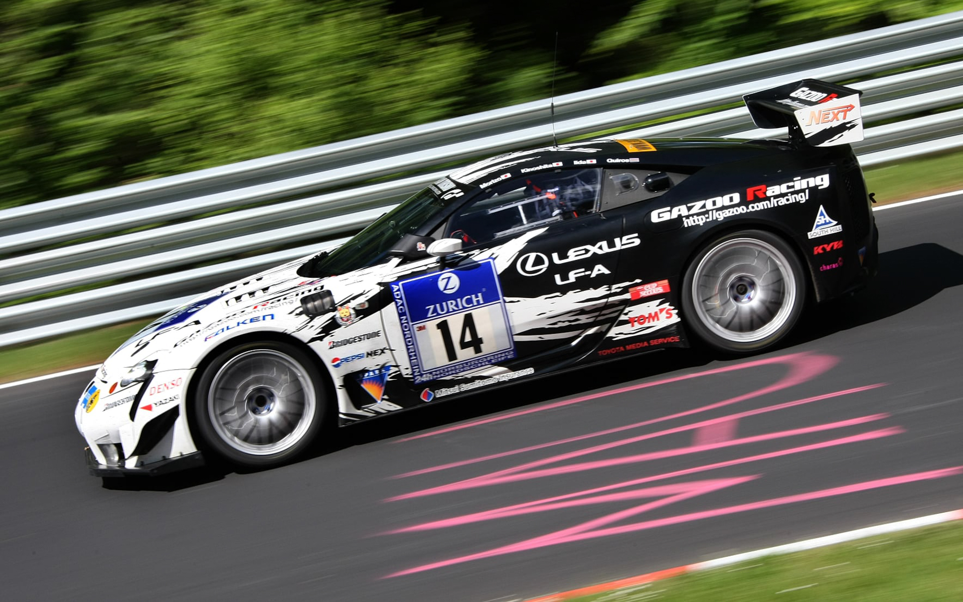 白から黒のボディには「プロトタイプから量産に近づいた（＝色が付き始めた）」と言うメッセージが込められていた