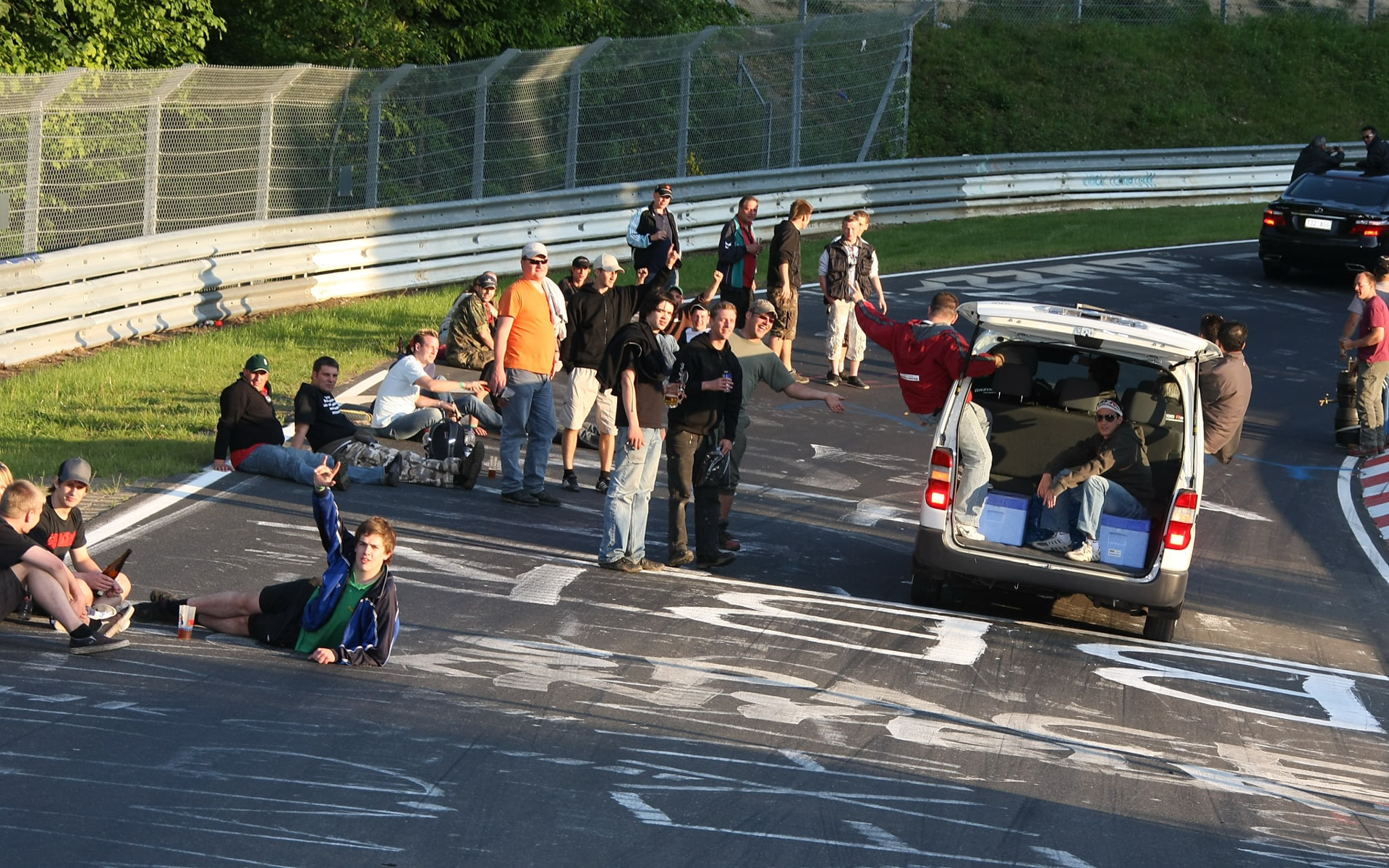 ニュル24時間レースのオフタイムでは、観客もコースに入れるイベントなども催していてる