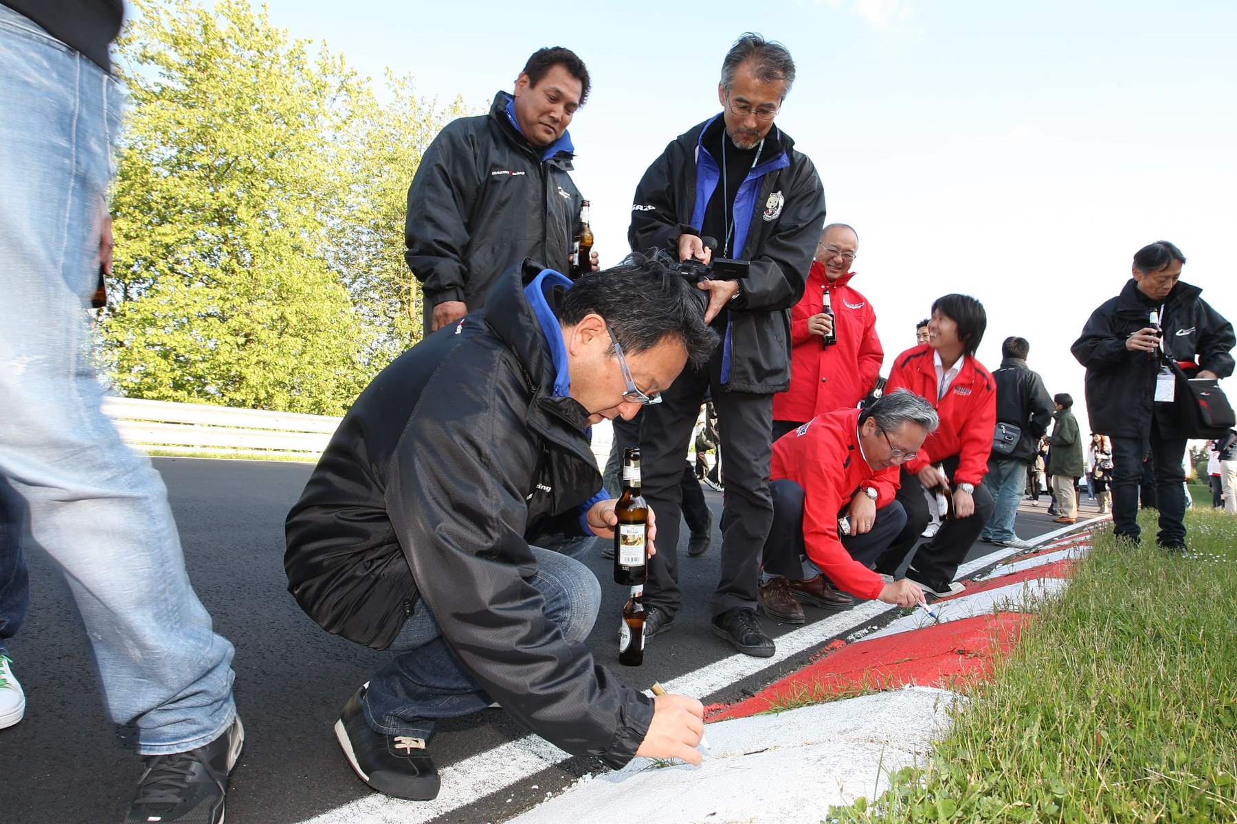 モリゾウはコースの縁石にサインを入れ、ニュルの地にに思い出を刻んでいた