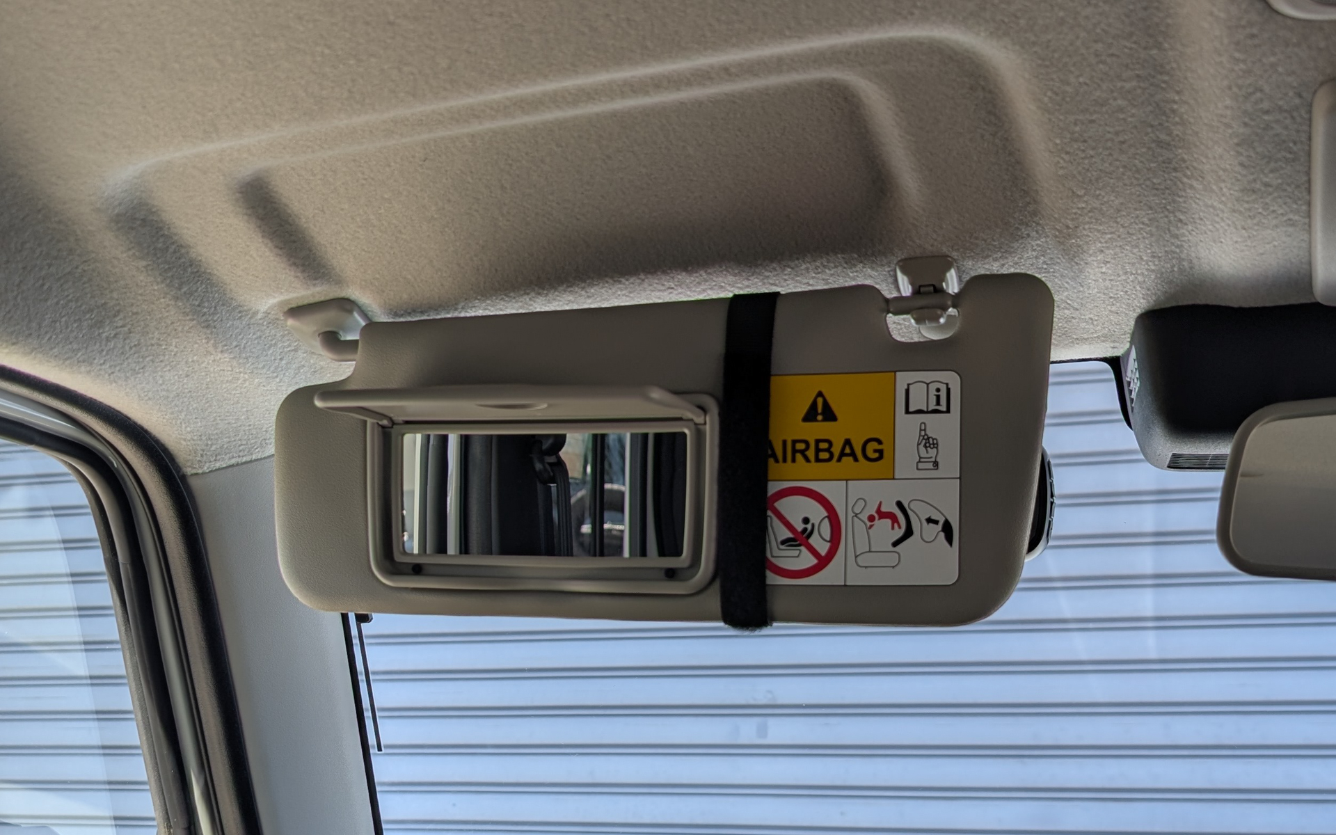 運転席側も助手席側もいずれもバニティミラーもちゃんと使える設計