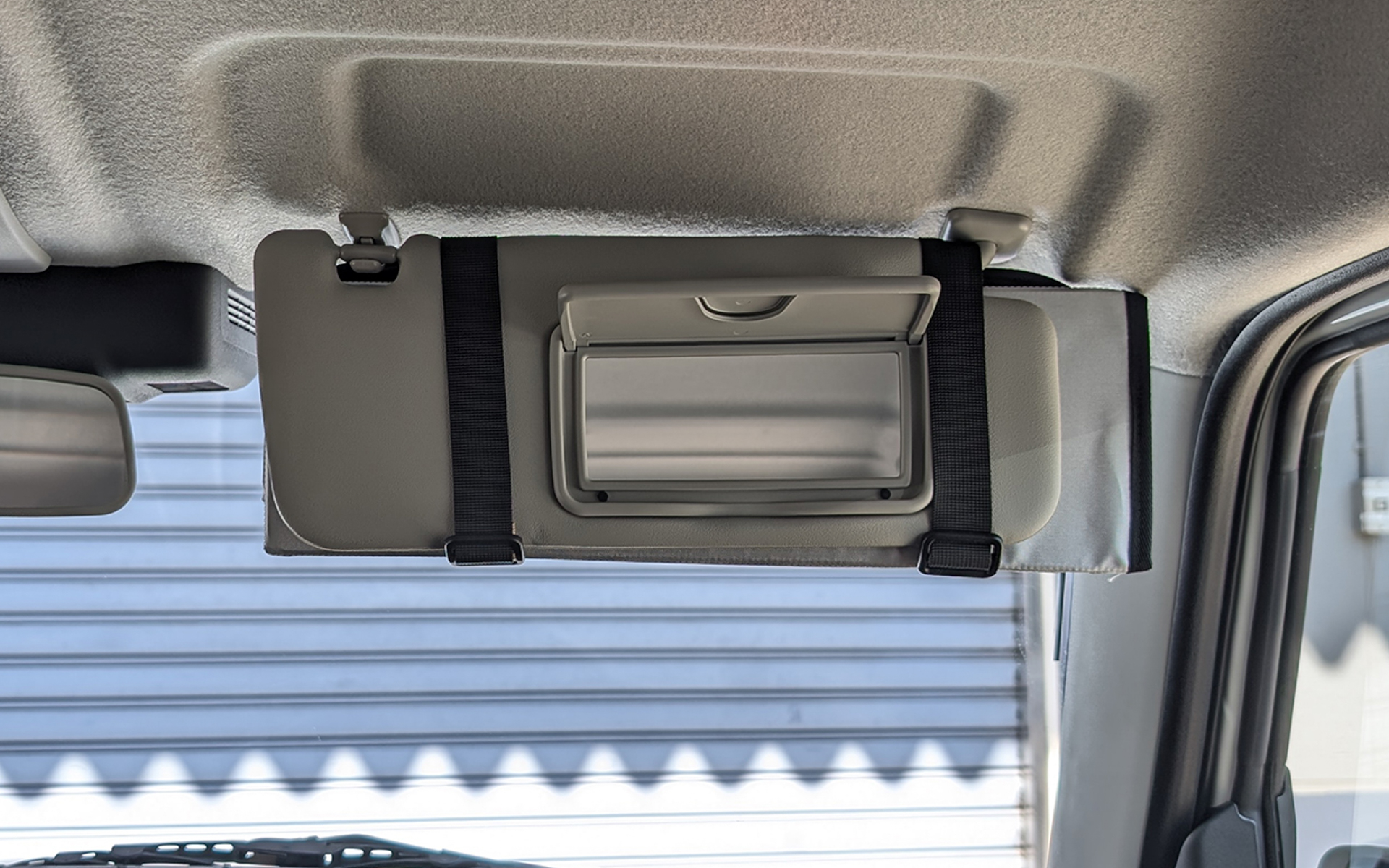 運転席側も助手席側もいずれもバニティミラーもちゃんと使える設計