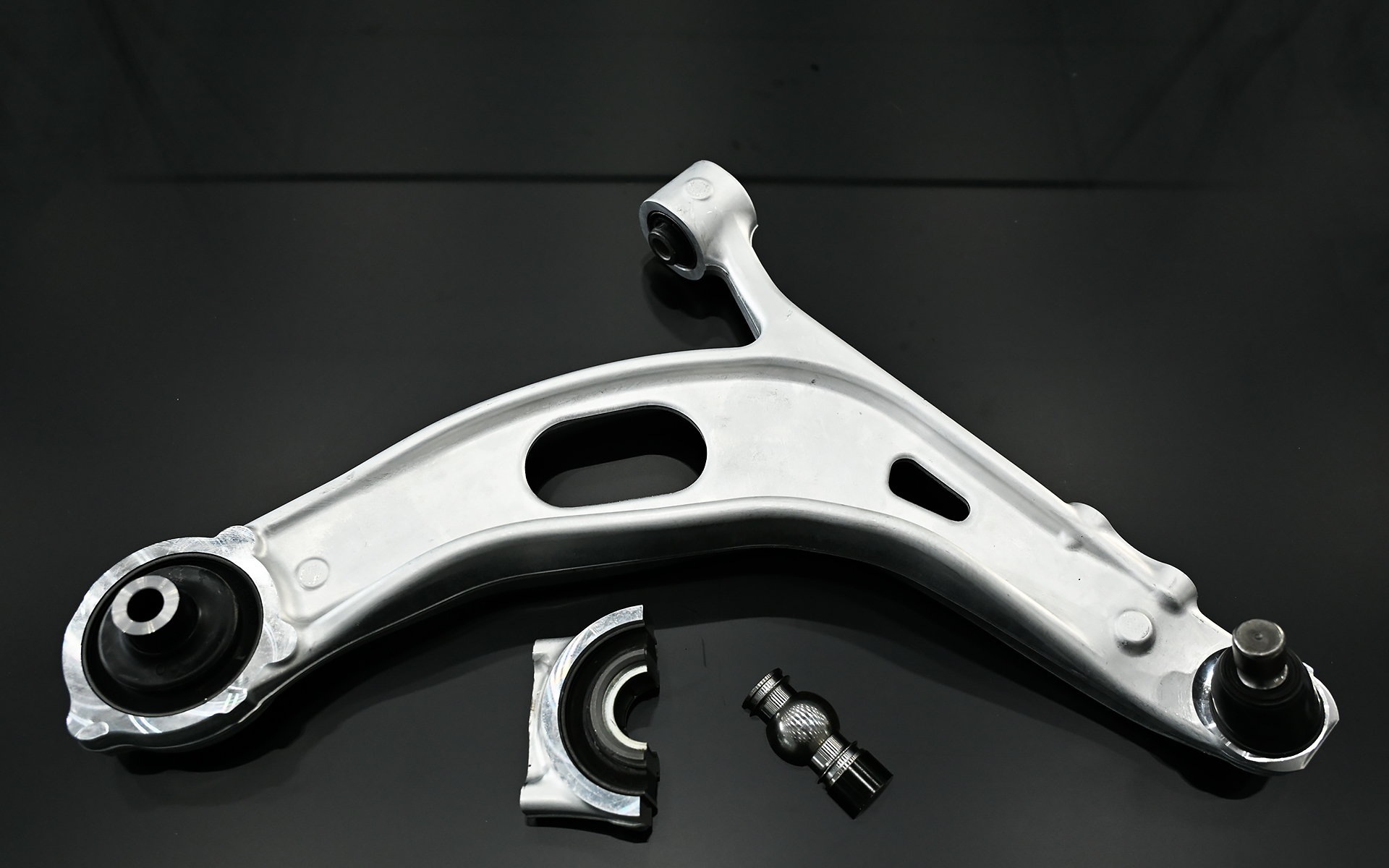 「スバル ダイナミックモーションパッケージ for LEVORG」はVN系レヴォーグ（2020年10月～）が対象。WRX S4と同様のピロボールブッシュを用いたフロントサスペンションロアアームや湾曲形状のタイロッドエンドへの変更に加え、車体各部のボルト締結力最適化や車両姿勢の補正を実施する。価格は13万2000円