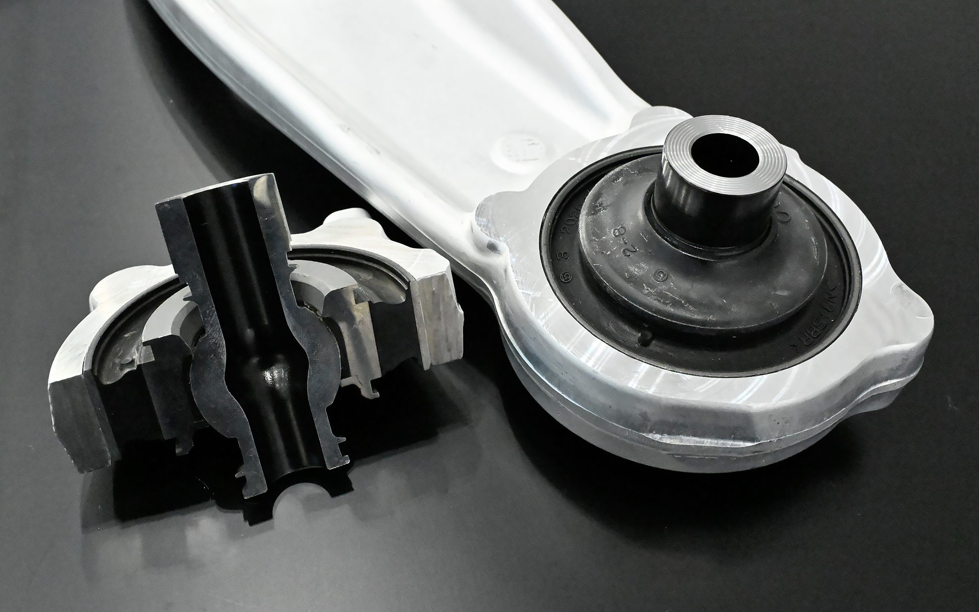 「スバル ダイナミックモーションパッケージ for LEVORG」はVN系レヴォーグ（2020年10月～）が対象。WRX S4と同様のピロボールブッシュを用いたフロントサスペンションロアアームや湾曲形状のタイロッドエンドへの変更に加え、車体各部のボルト締結力最適化や車両姿勢の補正を実施する。価格は13万2000円