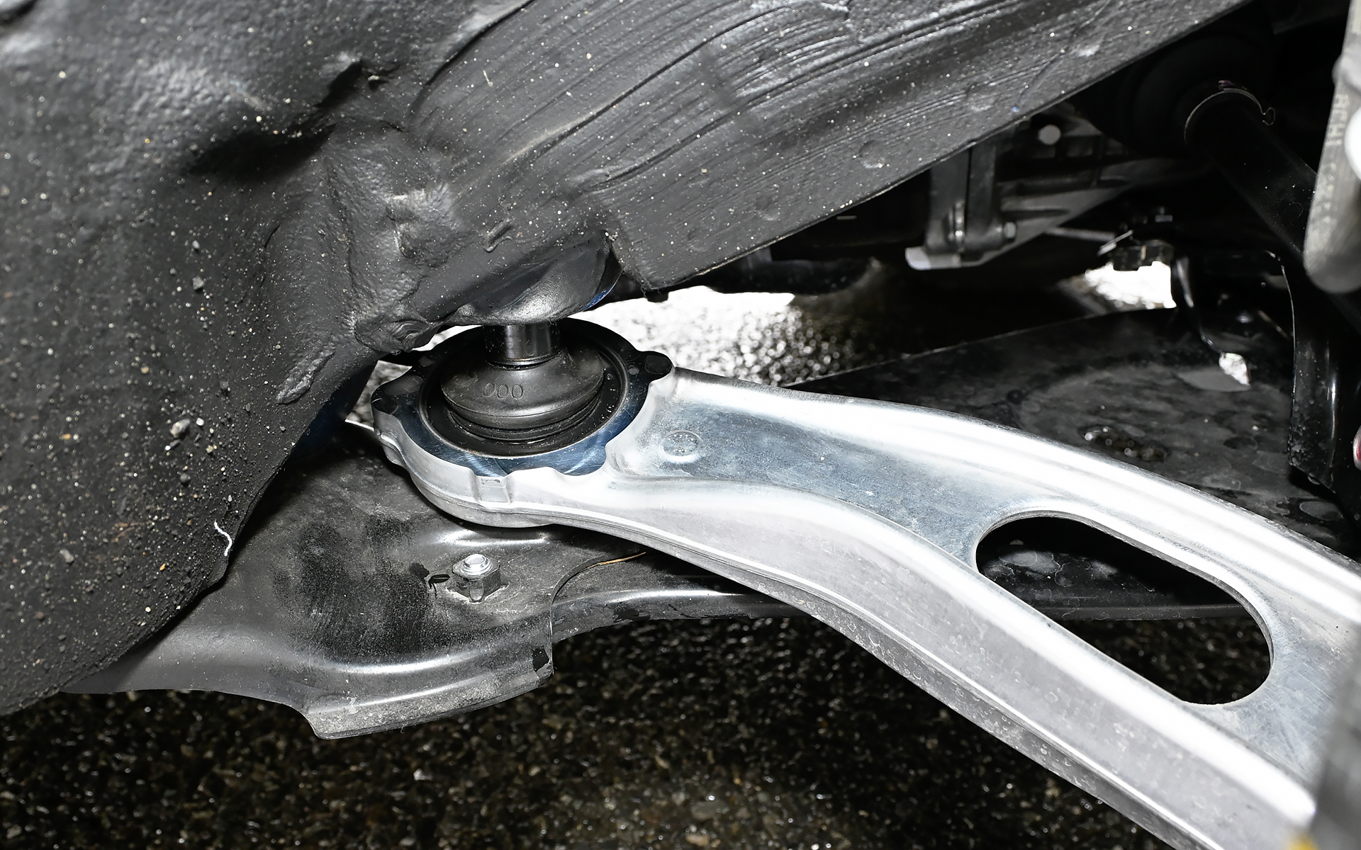 「スバル ダイナミックモーションパッケージ for LEVORG」はVN系レヴォーグ（2020年10月～）が対象。WRX S4と同様のピロボールブッシュを用いたフロントサスペンションロアアームや湾曲形状のタイロッドエンドへの変更に加え、車体各部のボルト締結力最適化や車両姿勢の補正を実施する。価格は13万2000円