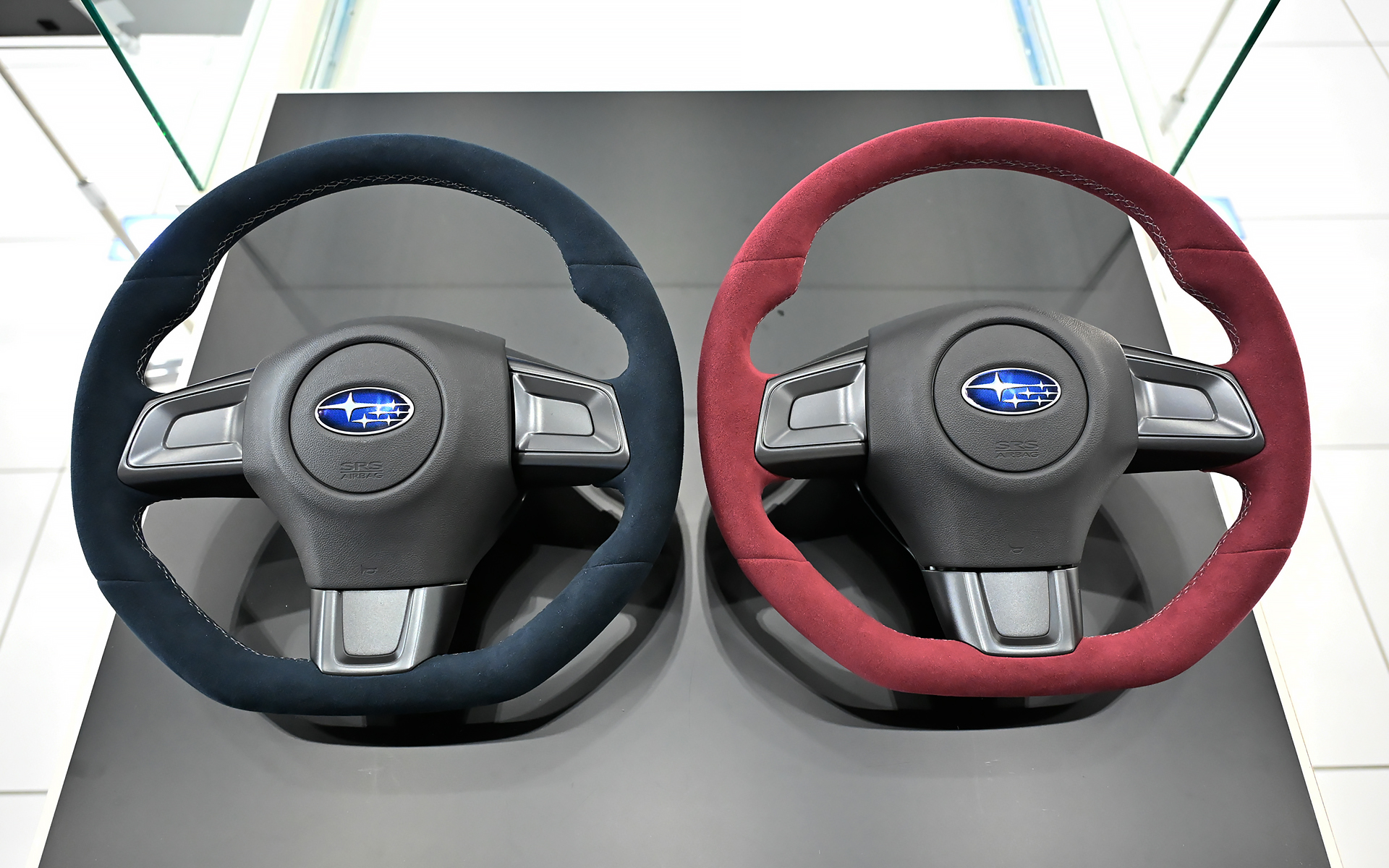 ダークネイビー（左）とバーガンディ（右）の2色を設定