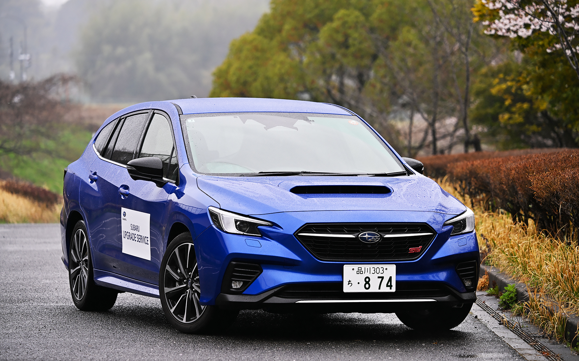 アップグレードサービスのうち、ダイナミックモーションパッケージとコンフォートクワイエットパッケージを施工したレヴォーグ STI Sport R-Black Limited（536万8000円）。ボディサイズは4755×1795×1500mm、ホイールベースは2670mm、車両重量は1640kg。ブラック塗装＋切削光輝の18インチアルミホイールには横浜ゴム「BluEarth-GT AE51」（225/45R18）を装着。パワートレーンは、最高出力202kW（275PS）/5600rpm、最大トルク375Nm（38.2kgfm）/2000-4800rpmを発生する水平対向DOHC 2.4リッター直噴ターボ“DIT”エンジンとリニアトロニックCVTを組み合わせる、常時4WDモデル