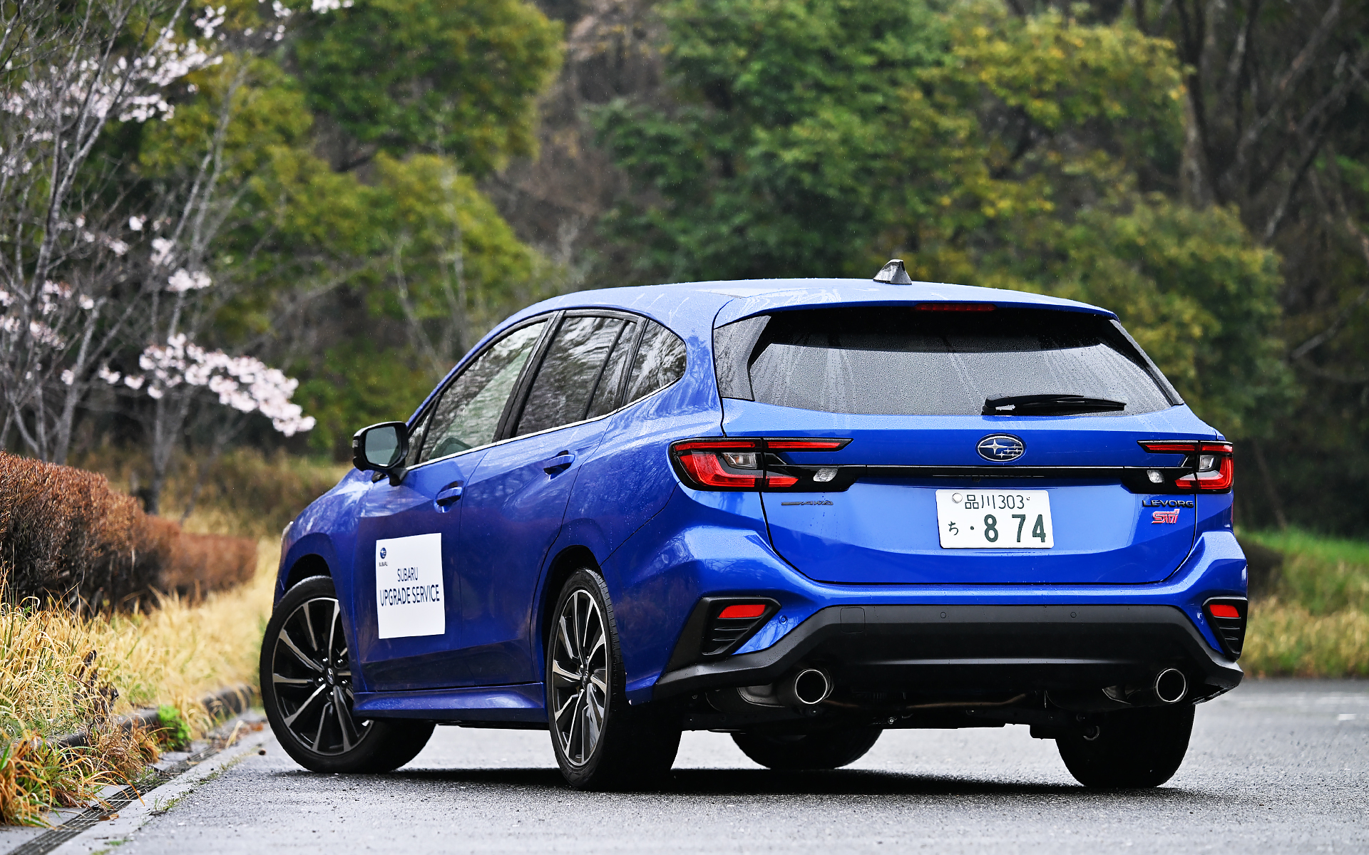 アップグレードサービスのうち、ダイナミックモーションパッケージとコンフォートクワイエットパッケージを施工したレヴォーグ STI Sport R-Black Limited（536万8000円）。ボディサイズは4755×1795×1500mm、ホイールベースは2670mm、車両重量は1640kg。ブラック塗装＋切削光輝の18インチアルミホイールには横浜ゴム「BluEarth-GT AE51」（225/45R18）を装着。パワートレーンは、最高出力202kW（275PS）/5600rpm、最大トルク375Nm（38.2kgfm）/2000-4800rpmを発生する水平対向DOHC 2.4リッター直噴ターボ“DIT”エンジンとリニアトロニックCVTを組み合わせる、常時4WDモデル