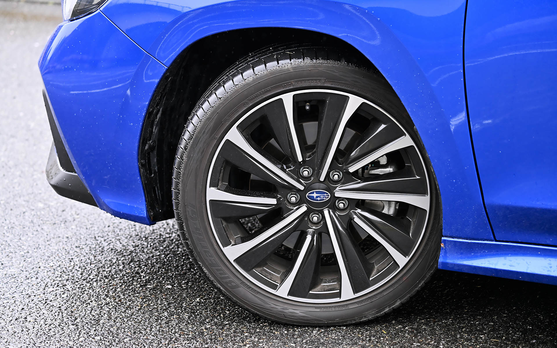 アップグレードサービスのうち、ダイナミックモーションパッケージとコンフォートクワイエットパッケージを施工したレヴォーグ STI Sport R-Black Limited（536万8000円）。ボディサイズは4755×1795×1500mm、ホイールベースは2670mm、車両重量は1640kg。ブラック塗装＋切削光輝の18インチアルミホイールには横浜ゴム「BluEarth-GT AE51」（225/45R18）を装着。パワートレーンは、最高出力202kW（275PS）/5600rpm、最大トルク375Nm（38.2kgfm）/2000-4800rpmを発生する水平対向DOHC 2.4リッター直噴ターボ“DIT”エンジンとリニアトロニックCVTを組み合わせる、常時4WDモデル