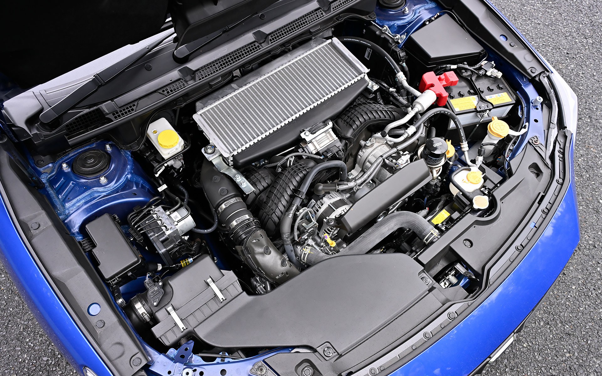 アップグレードサービスのうち、ダイナミックモーションパッケージとコンフォートクワイエットパッケージを施工したレヴォーグ STI Sport R-Black Limited（536万8000円）。ボディサイズは4755×1795×1500mm、ホイールベースは2670mm、車両重量は1640kg。ブラック塗装＋切削光輝の18インチアルミホイールには横浜ゴム「BluEarth-GT AE51」（225/45R18）を装着。パワートレーンは、最高出力202kW（275PS）/5600rpm、最大トルク375Nm（38.2kgfm）/2000-4800rpmを発生する水平対向DOHC 2.4リッター直噴ターボ“DIT”エンジンとリニアトロニックCVTを組み合わせる、常時4WDモデル