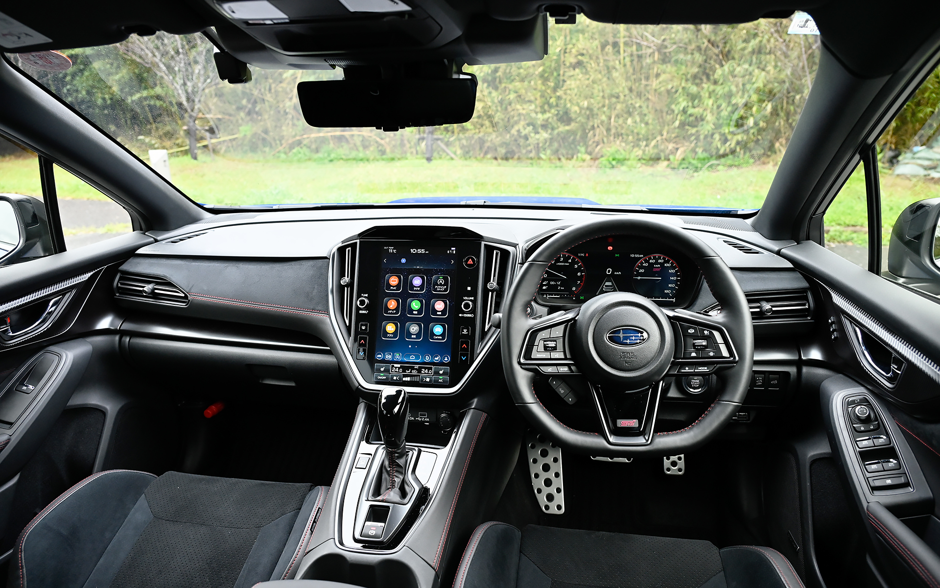 レヴォーグ STI Sport R-Black Limitedのインテリア。11.6インチセンターインフォメーションディスプレイ＆インフォテインメントシステムやSTIロゴ入りの12.3インチフル液晶メーター、レッドステッチ入りの本革巻ステアリングホイールとシフトレバーなどを標準装備。オーディオにはハーマンカードンサウンドシステム（専用10スピーカー［フロント6＋リア4］）を採用している