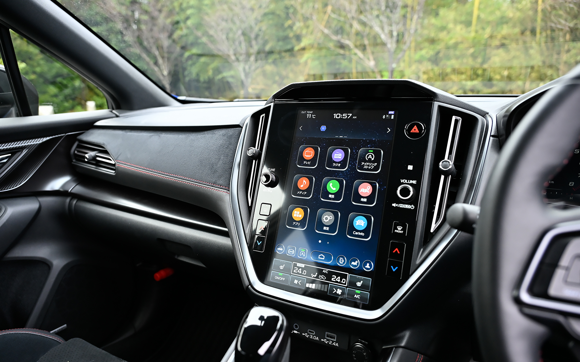 レヴォーグ STI Sport R-Black Limitedのインテリア。11.6インチセンターインフォメーションディスプレイ＆インフォテインメントシステムやSTIロゴ入りの12.3インチフル液晶メーター、レッドステッチ入りの本革巻ステアリングホイールとシフトレバーなどを標準装備。オーディオにはハーマンカードンサウンドシステム（専用10スピーカー［フロント6＋リア4］）を採用している