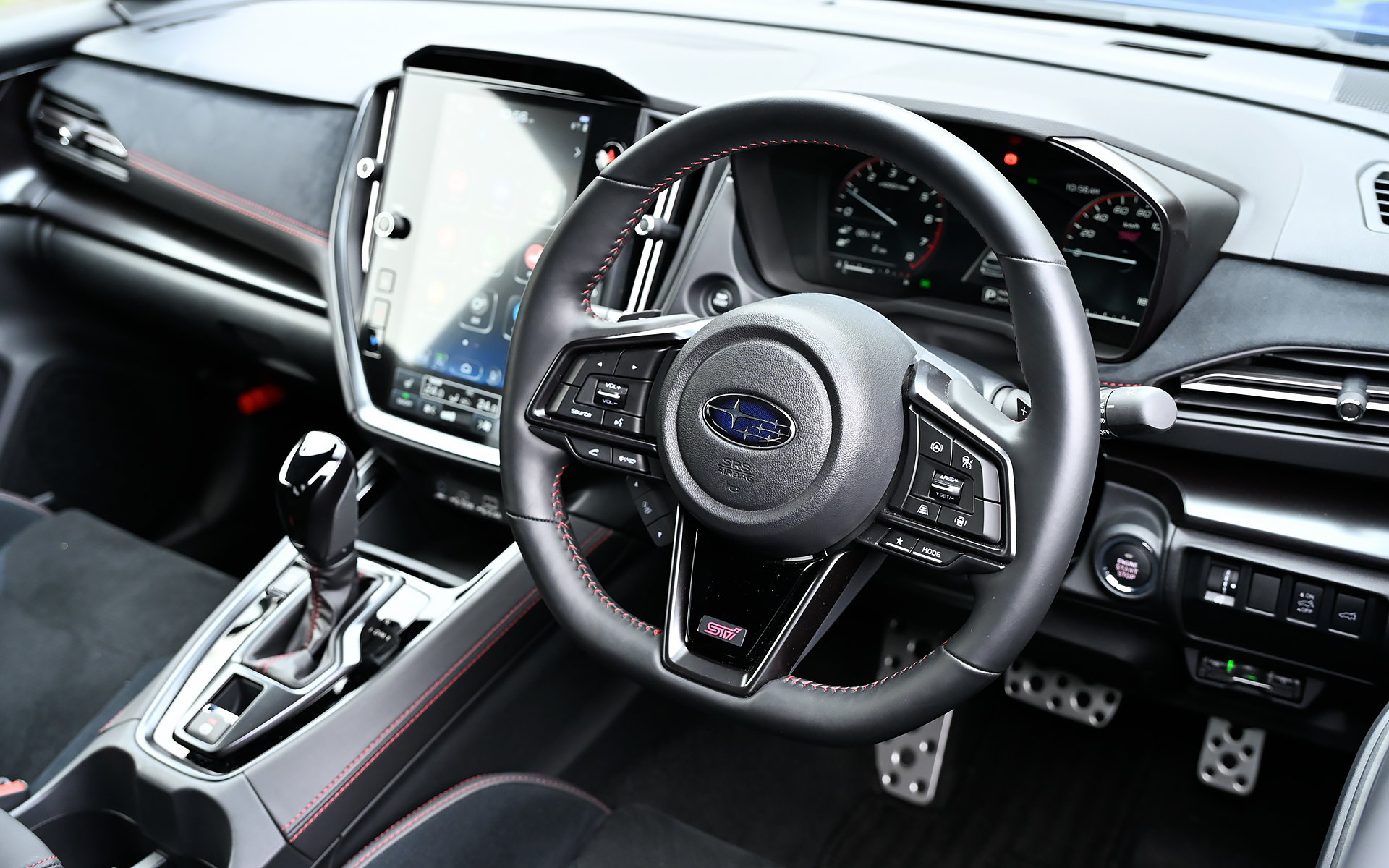 レヴォーグ STI Sport R-Black Limitedのインテリア。11.6インチセンターインフォメーションディスプレイ＆インフォテインメントシステムやSTIロゴ入りの12.3インチフル液晶メーター、レッドステッチ入りの本革巻ステアリングホイールとシフトレバーなどを標準装備。オーディオにはハーマンカードンサウンドシステム（専用10スピーカー［フロント6＋リア4］）を採用している